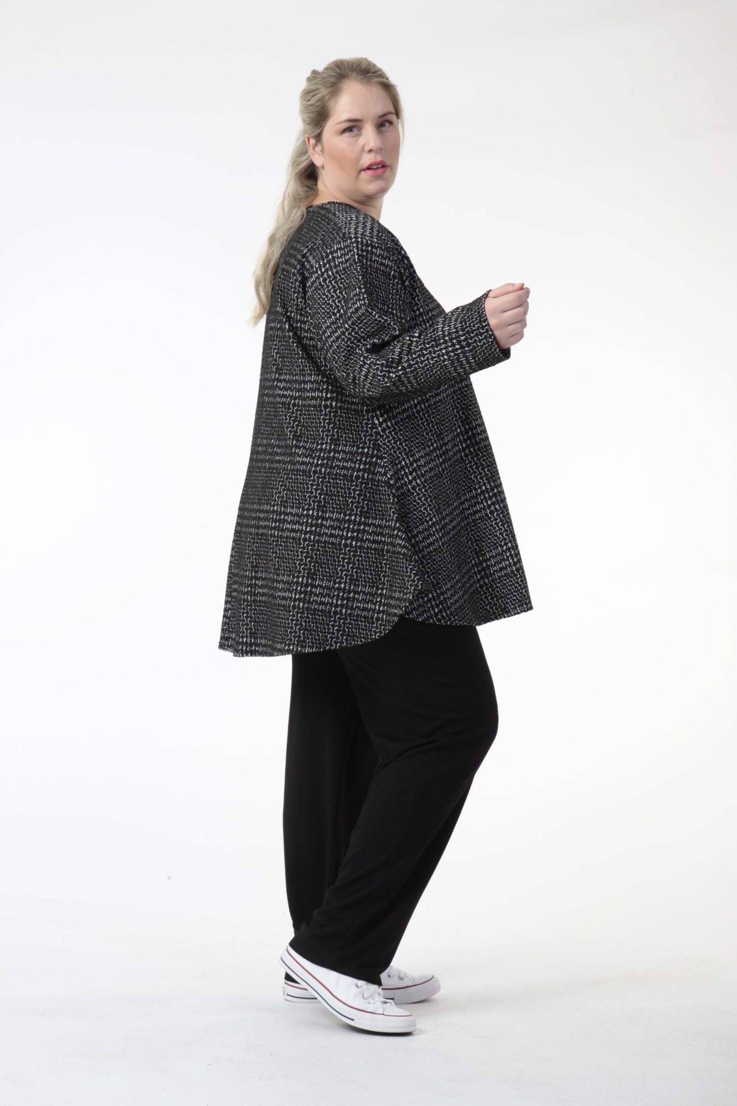 Winter shirt in bell shape made of jacquard quality, fancy houndstooth in black and white