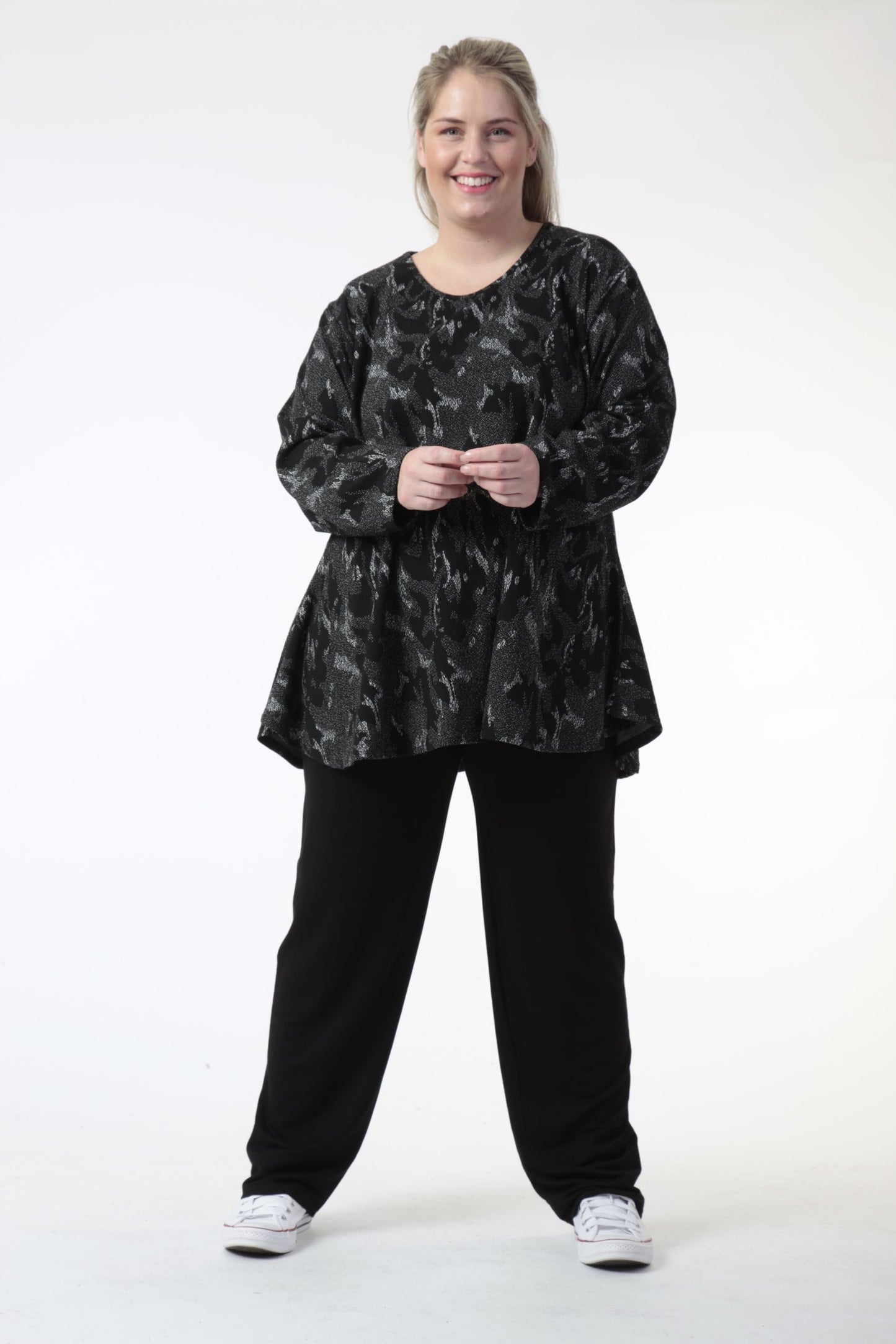 Winter shirt in bell shape made of jacquard quality, fancy spots in black and white