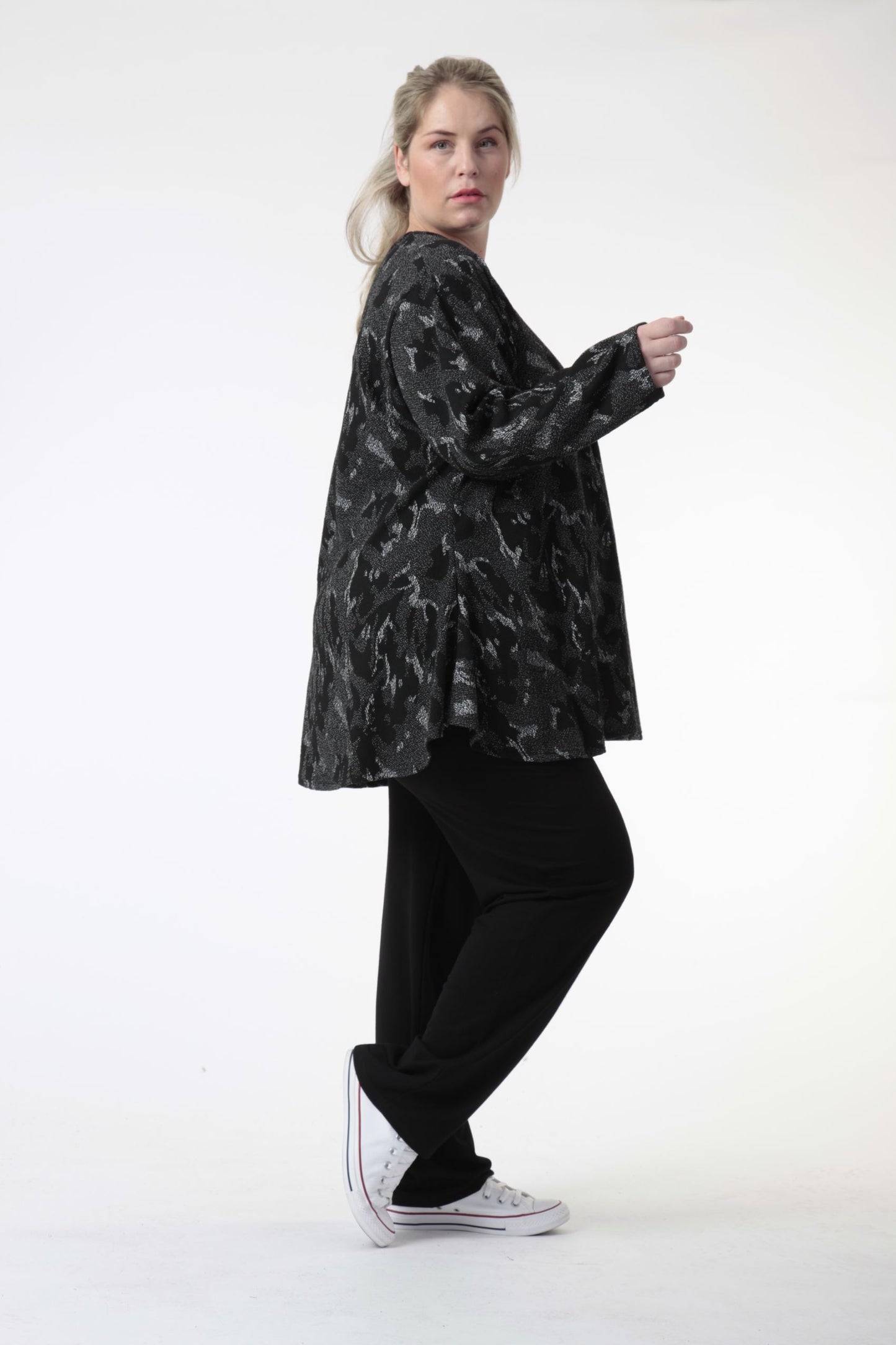 Winter shirt in bell shape made of jacquard quality, fancy spots in black and white