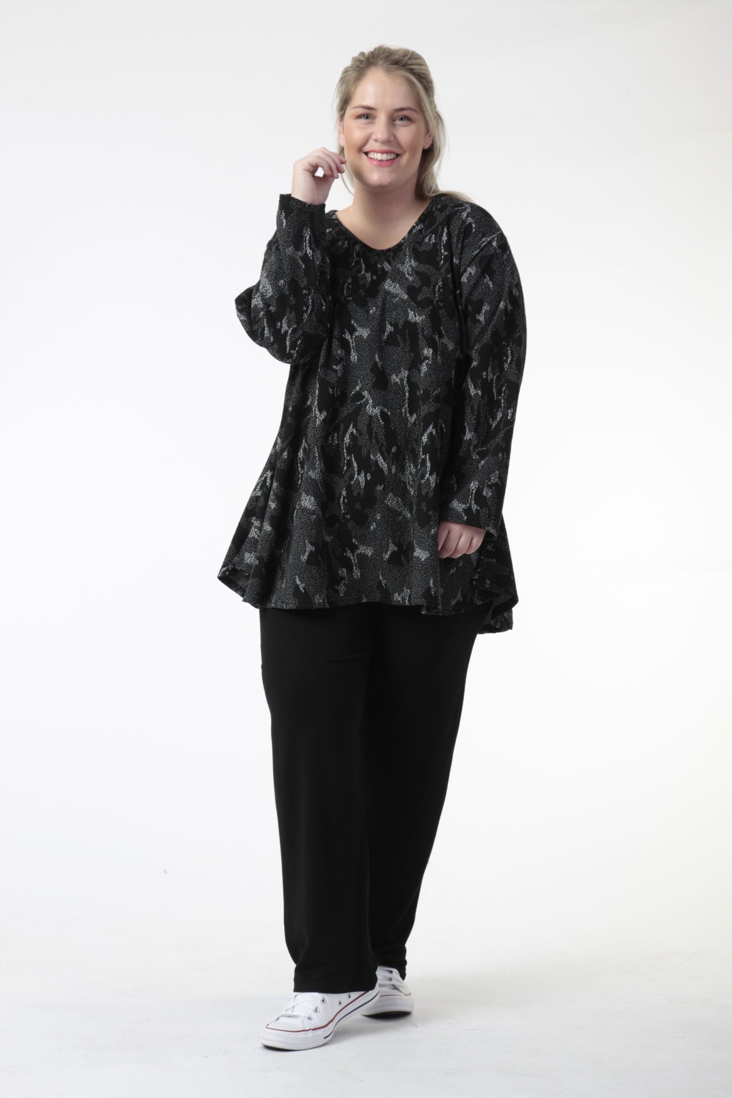 Winter shirt in bell shape made of jacquard quality, fancy spots in black and white