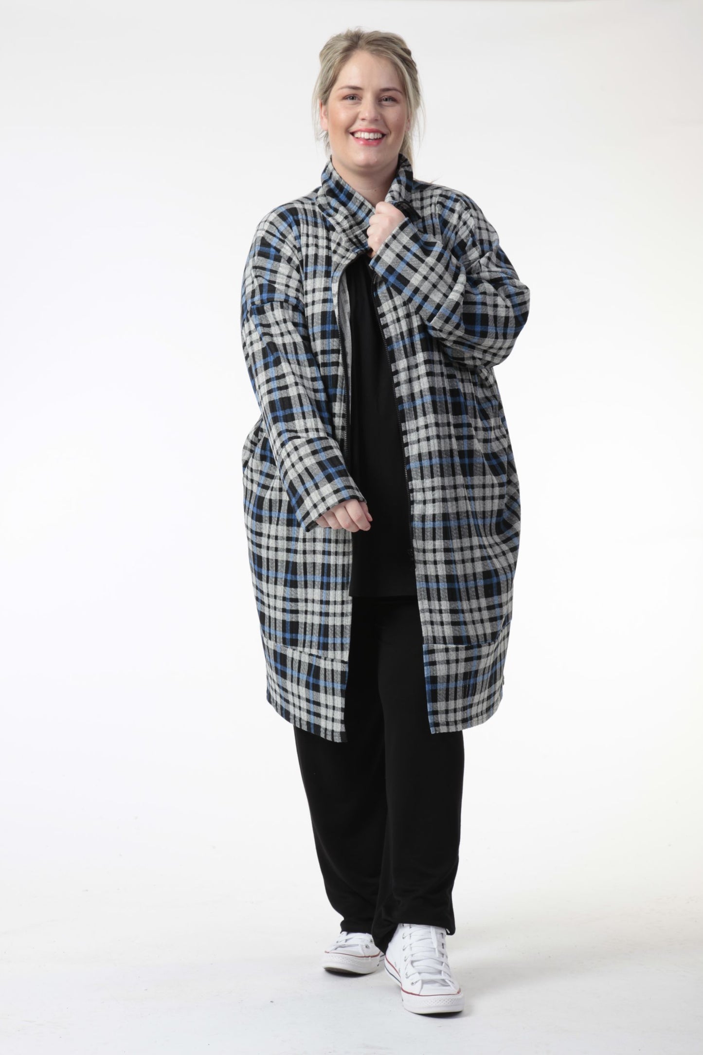 Winter coat in a straight shape made of jersey quality, tartan in gray-blue