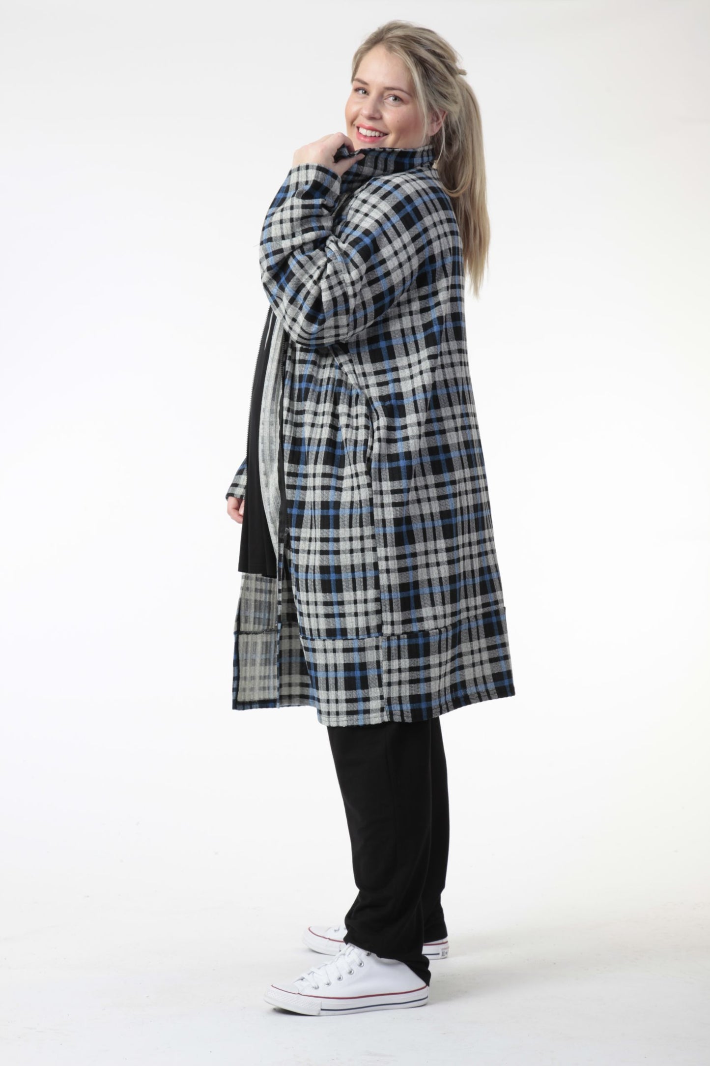 Winter coat in a straight shape made of jersey quality, tartan in gray-blue