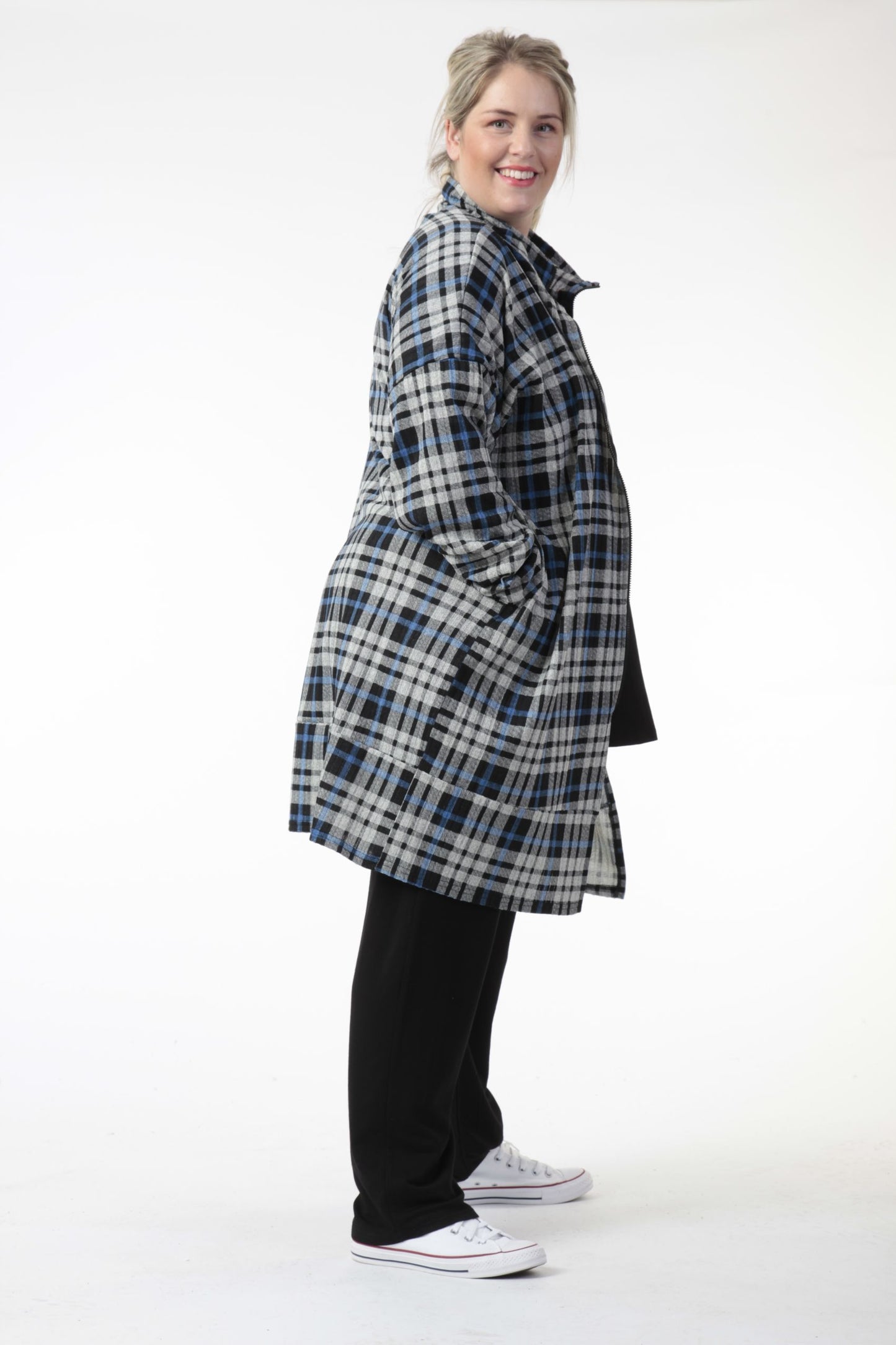 Winter coat in a straight shape made of jersey quality, tartan in gray-blue