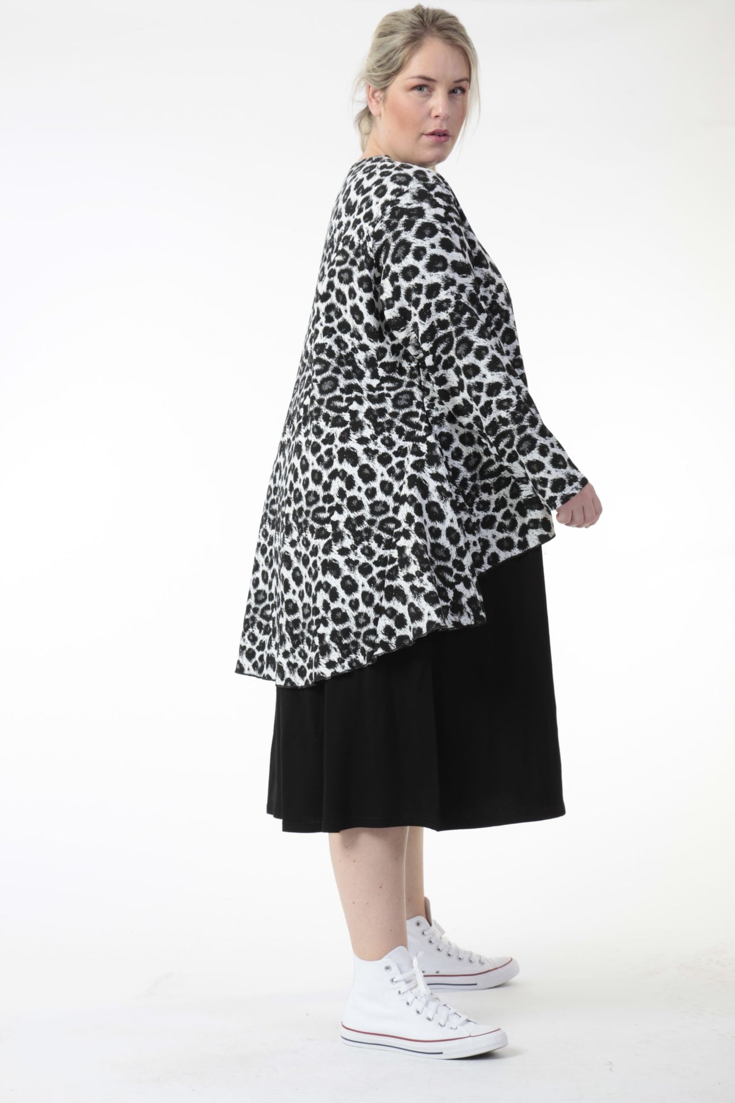 Winter dress in the shape of jacquard quality, Zima-Leo in black and white