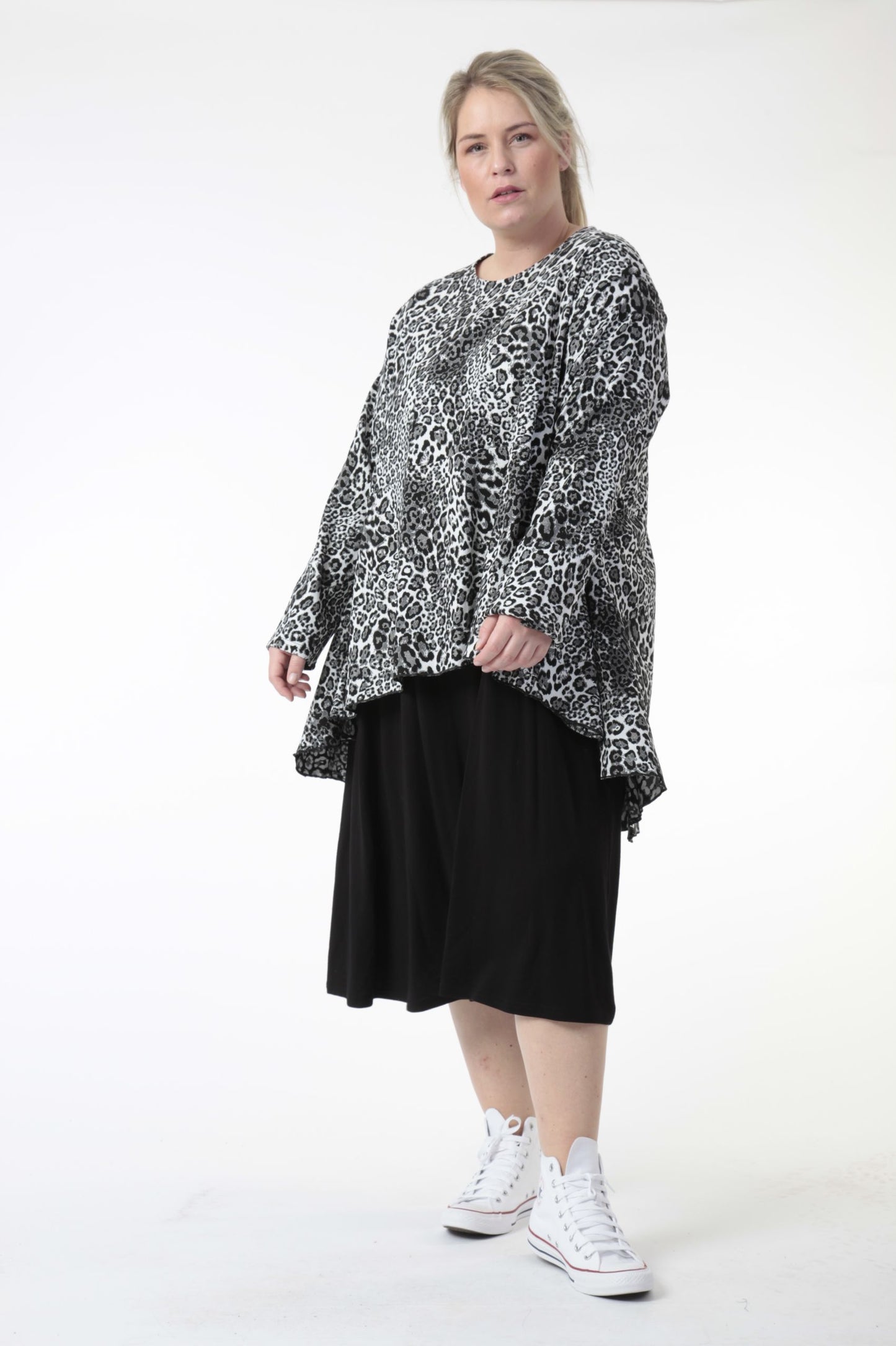 Winter dress in the shape of jacquard quality, Zima-Leo in black and white