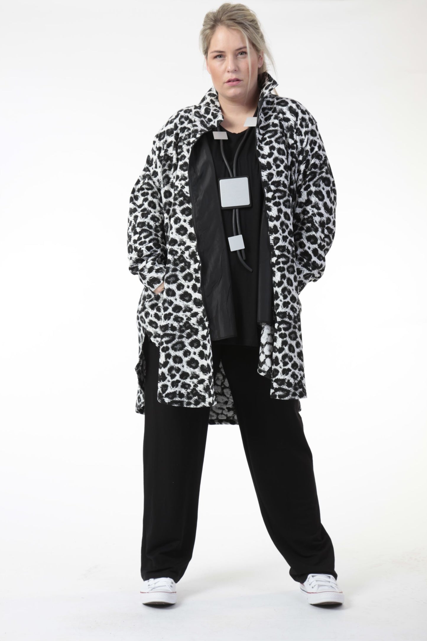 Winter Jacke in gerundeter Form aus er Jacquard Qualität, Zima-Leo in Schwarz-Weiß