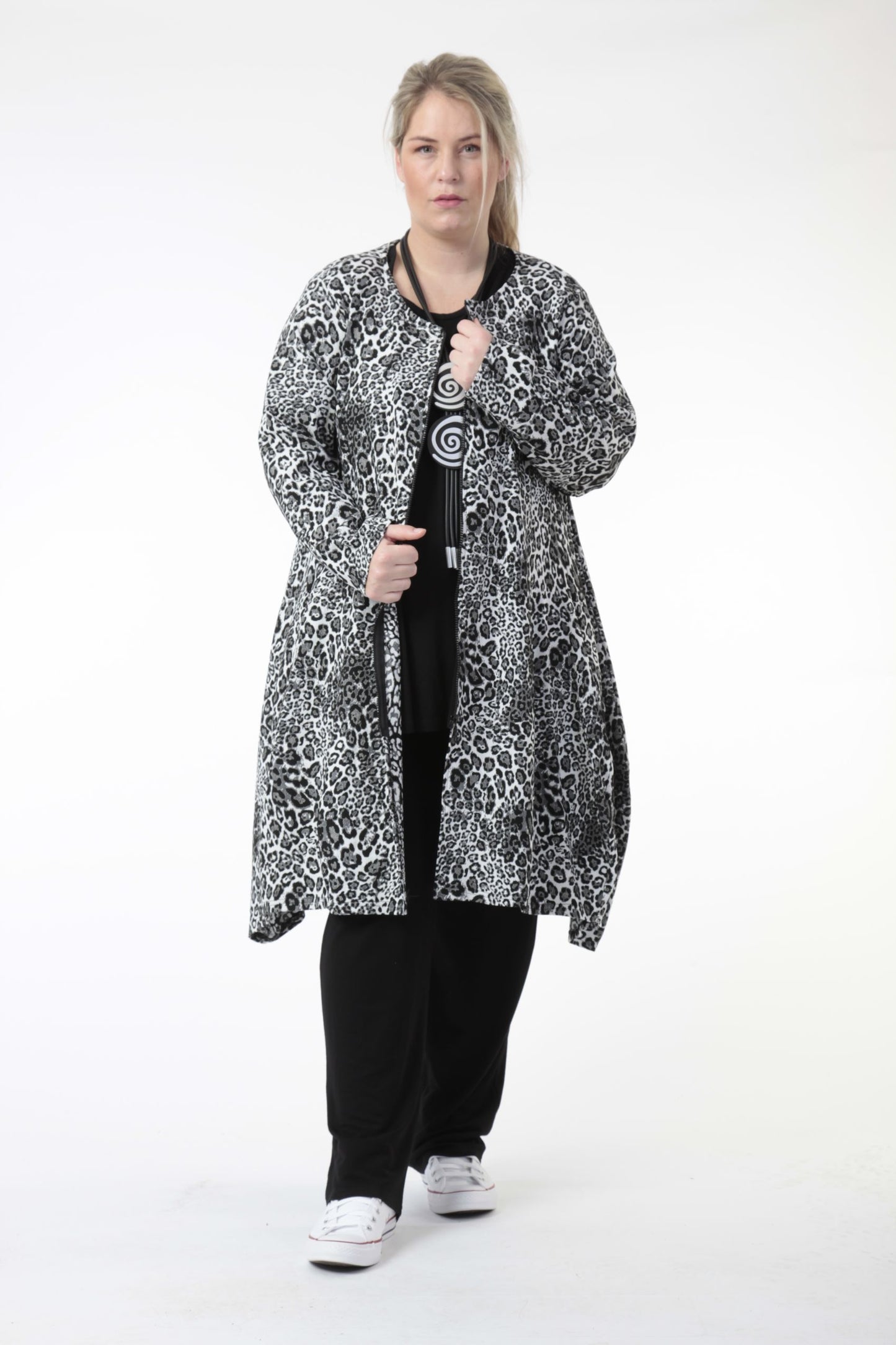 Winter jacket in A-shape made of jacquard quality, Zima-Leo in black and white