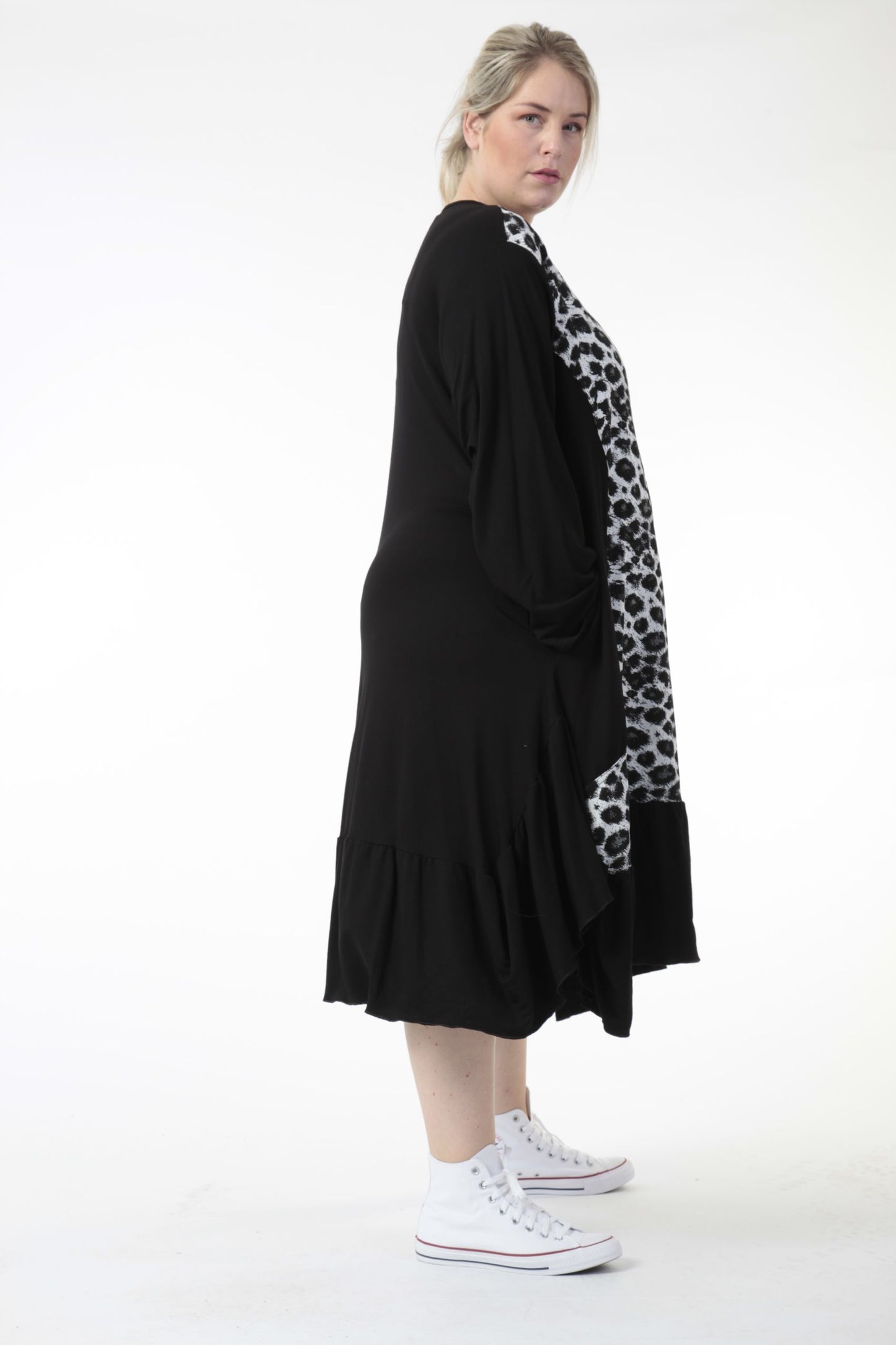 Winter dress in the shape of jacquard quality, Zima-Leo in black and white