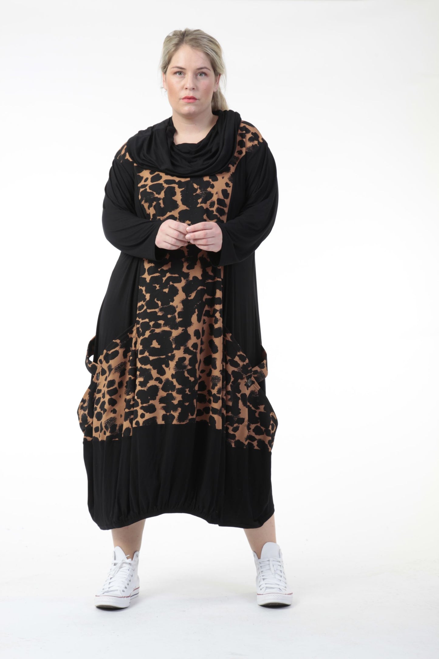 Winter dress in the shape of jersey quality, Hakuna in black-cognac