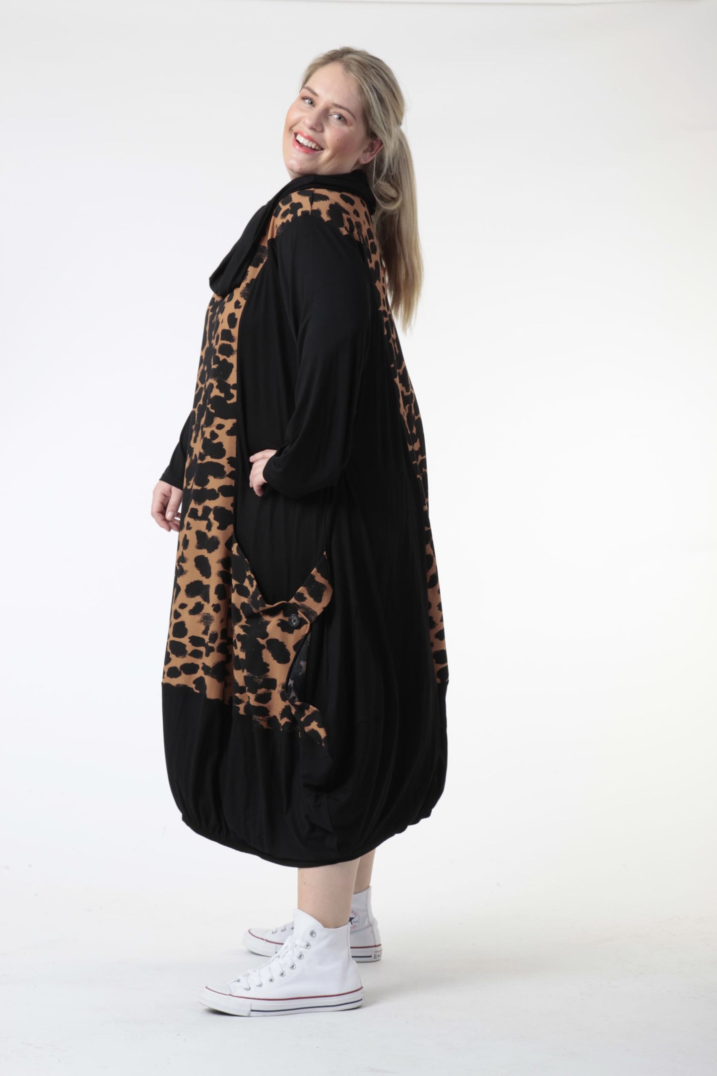 Winter dress in the shape of jersey quality, Hakuna in black-cognac