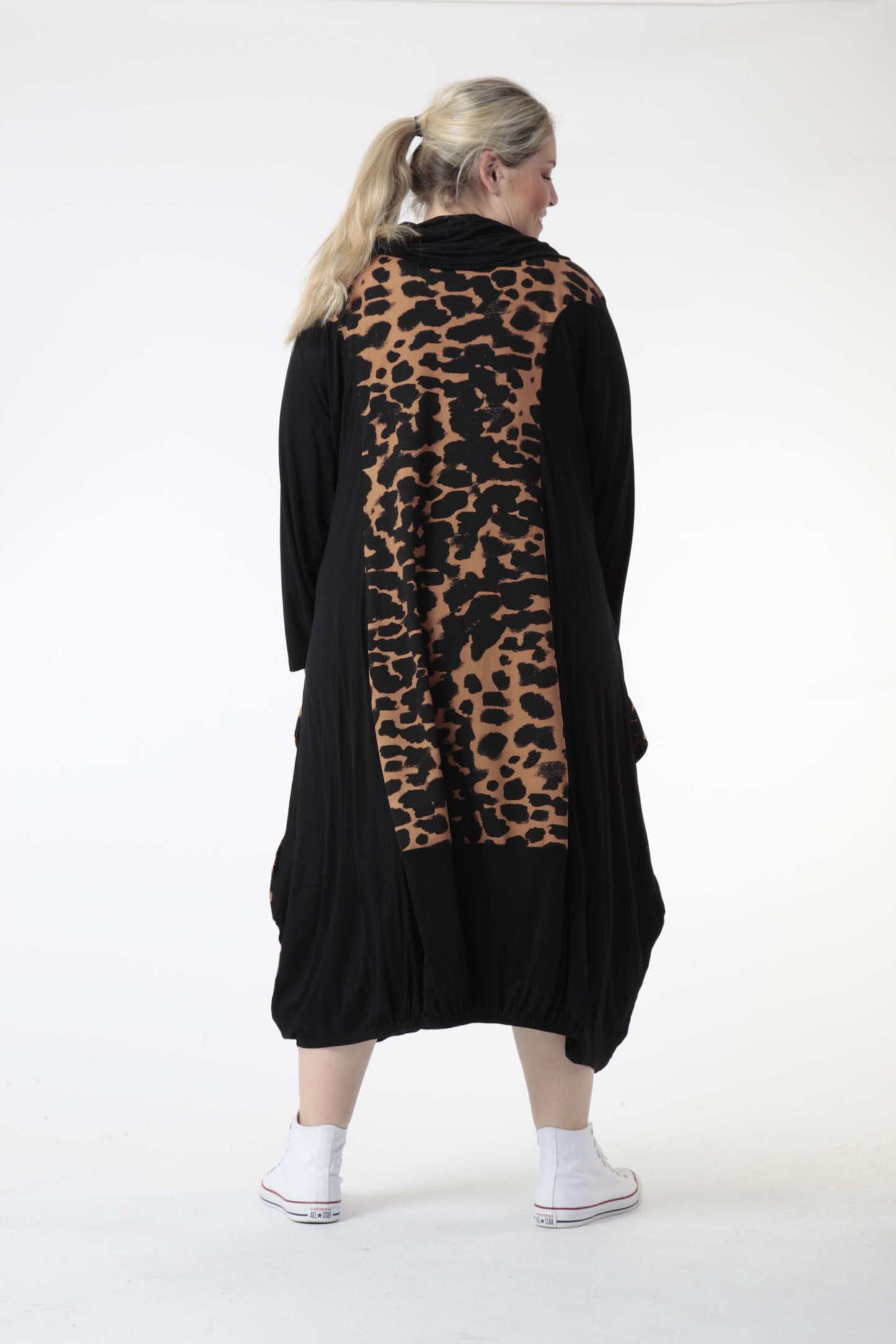 Winter dress in the shape of jersey quality, Hakuna in black-cognac