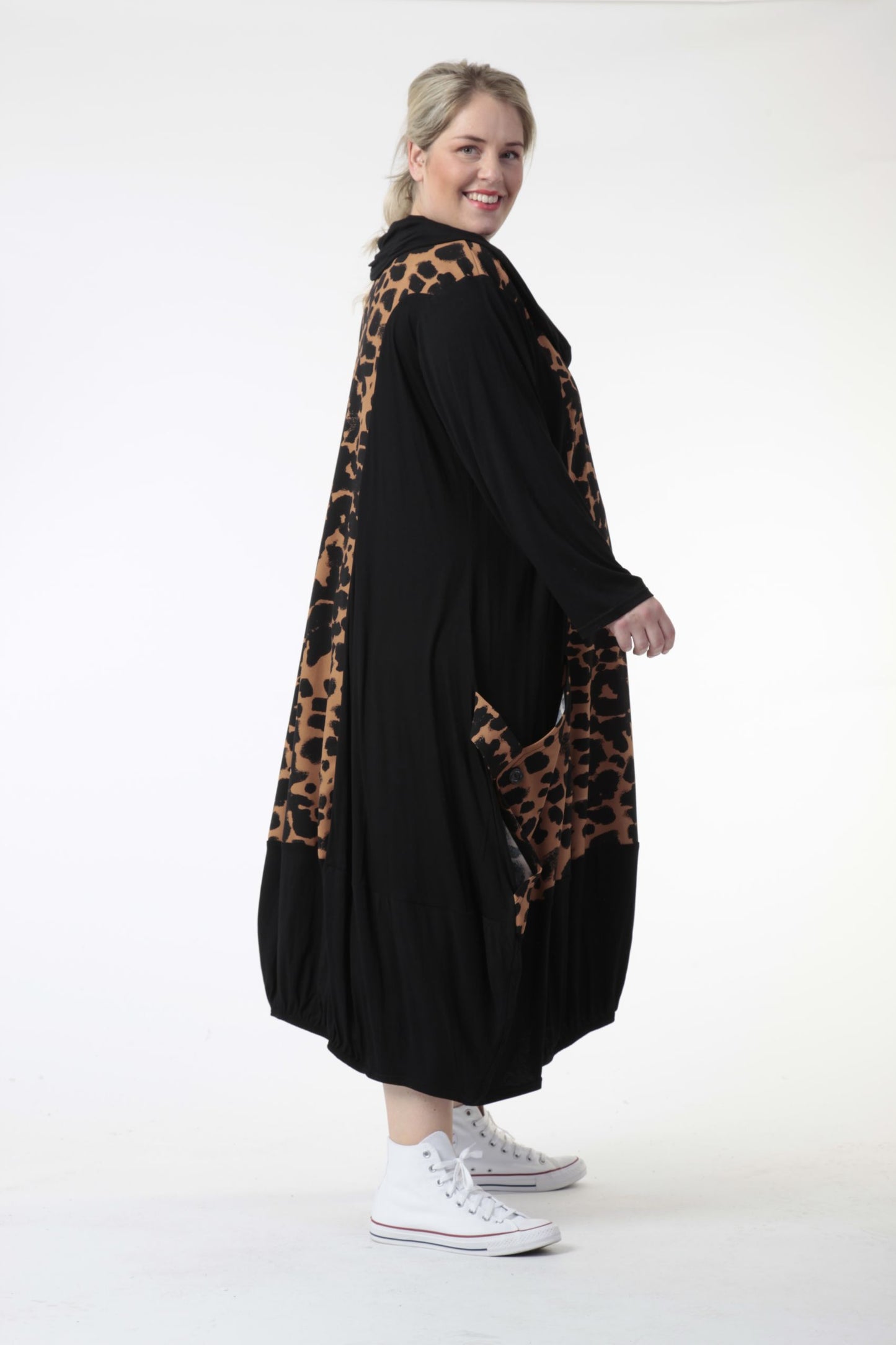 Winter dress in the shape of jersey quality, Hakuna in black-cognac