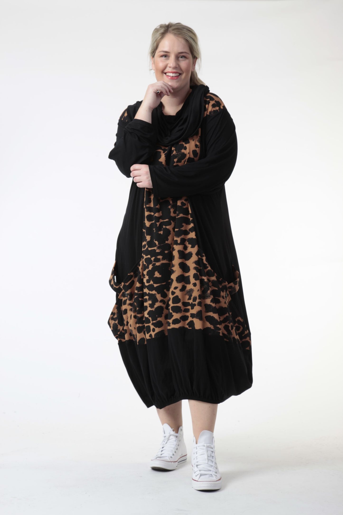 Winter dress in the shape of jersey quality, Hakuna in black-cognac