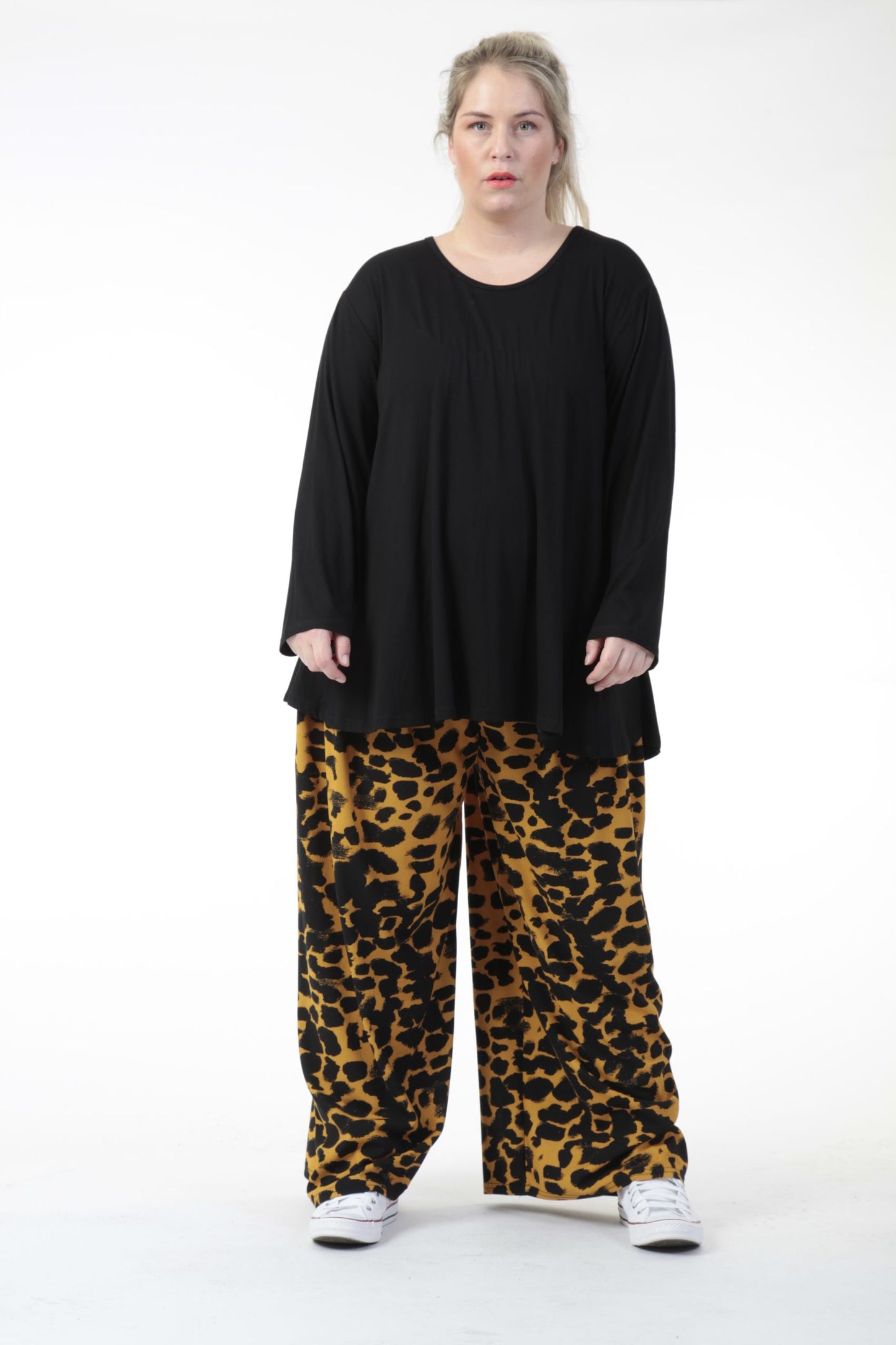 Winter trousers in a straight shape made of jersey quality, Hakuna in black-mustard