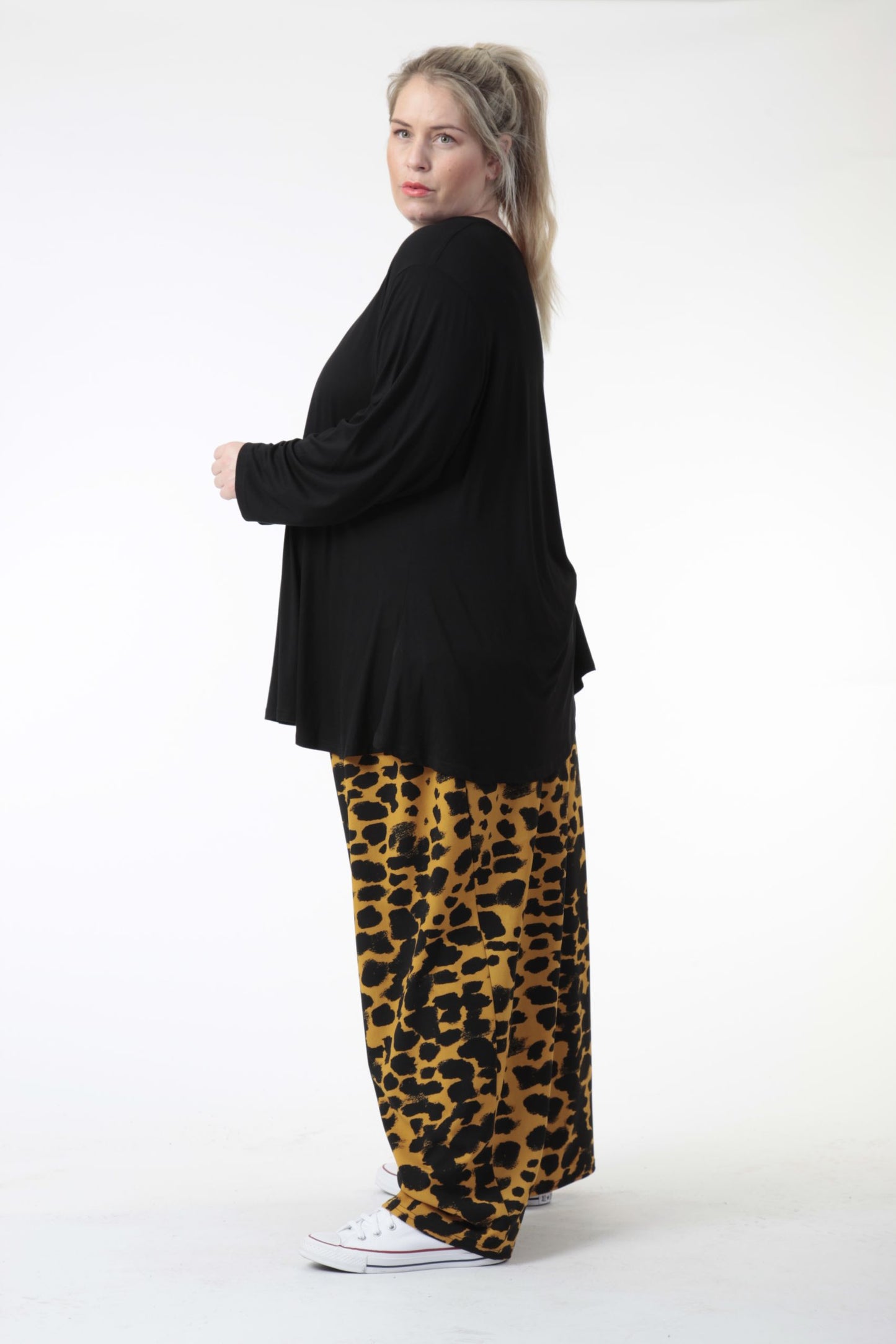 Winter trousers in a straight shape made of jersey quality, Hakuna in black-mustard