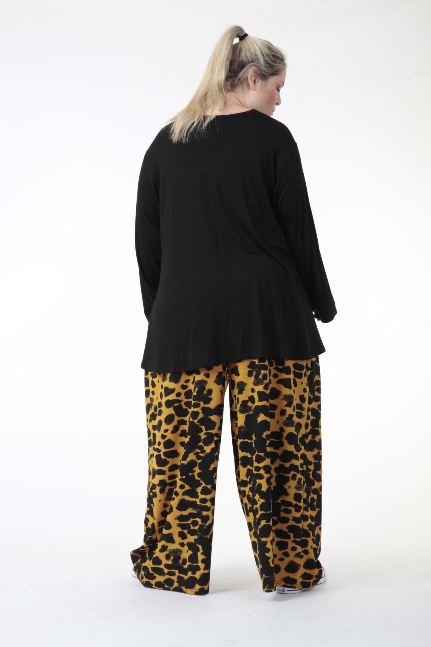 Winter trousers in a straight shape made of jersey quality, Hakuna in black-mustard