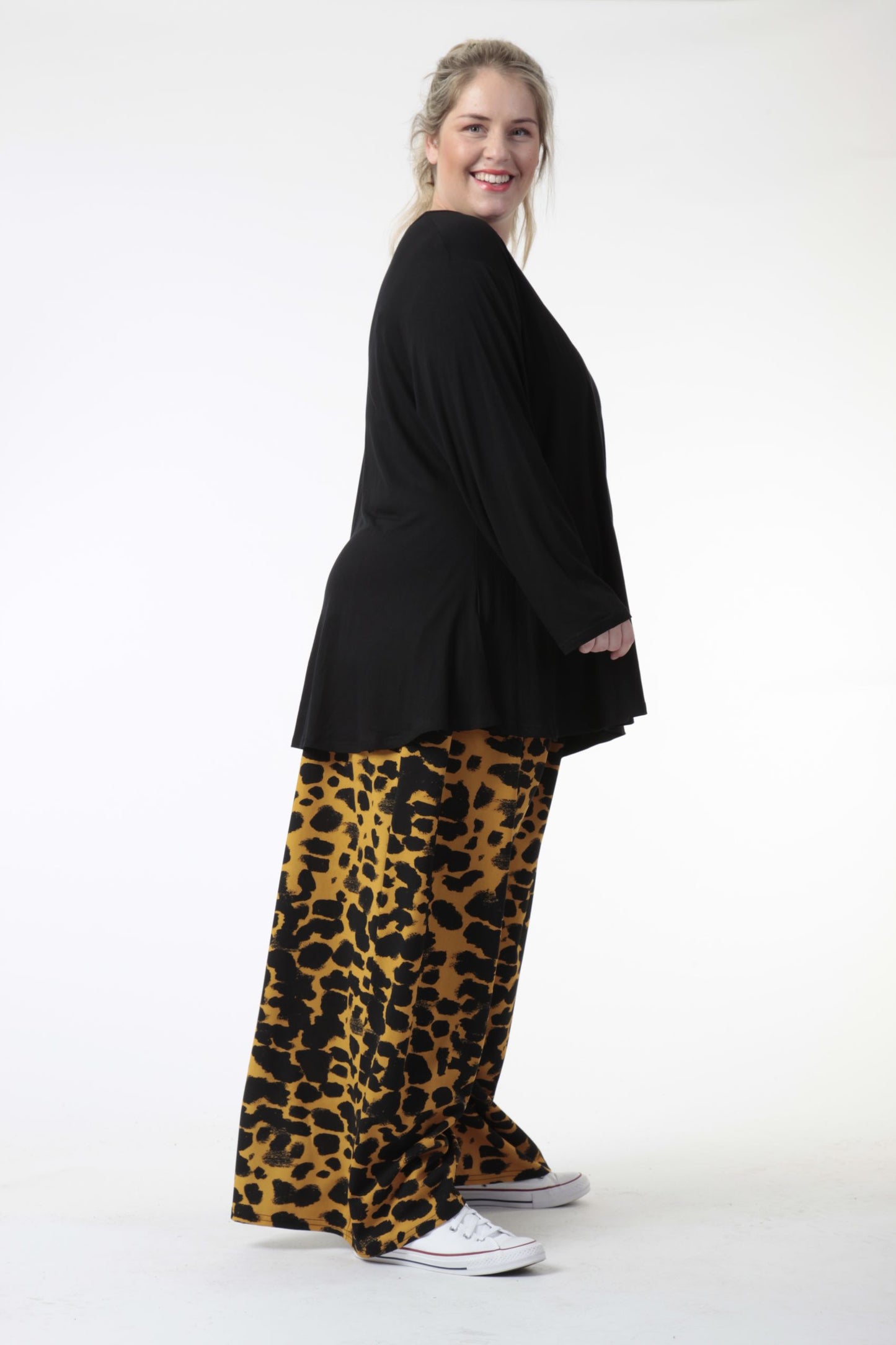 Winter trousers in a straight shape made of jersey quality, Hakuna in black-mustard