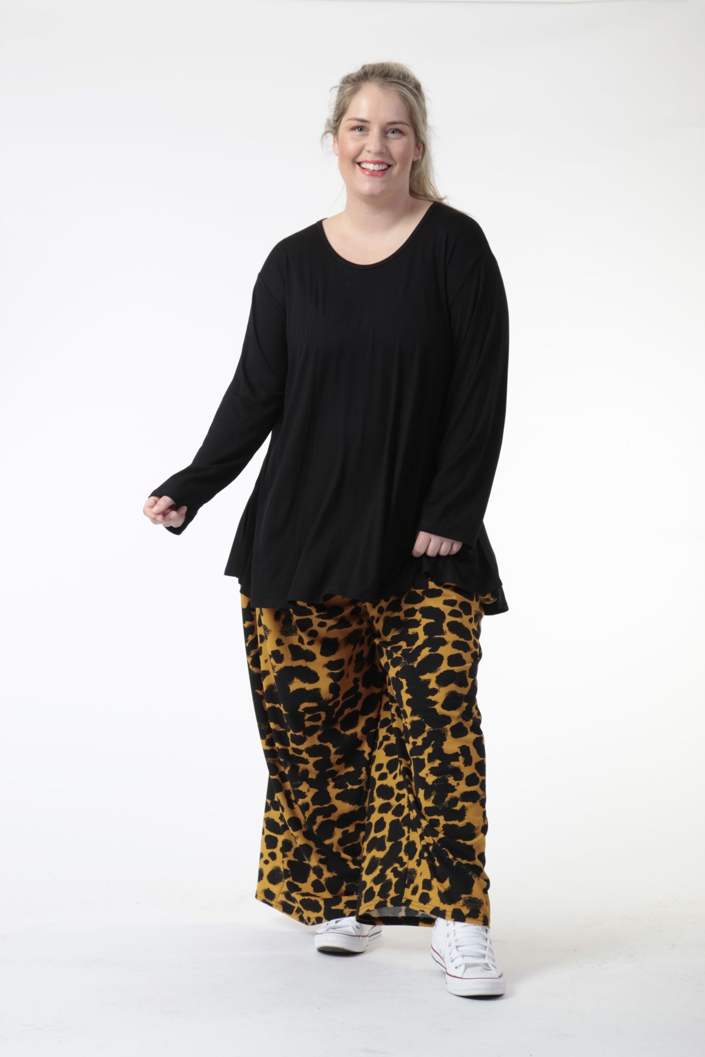 Winter trousers in a straight shape made of jersey quality, Hakuna in black-mustard