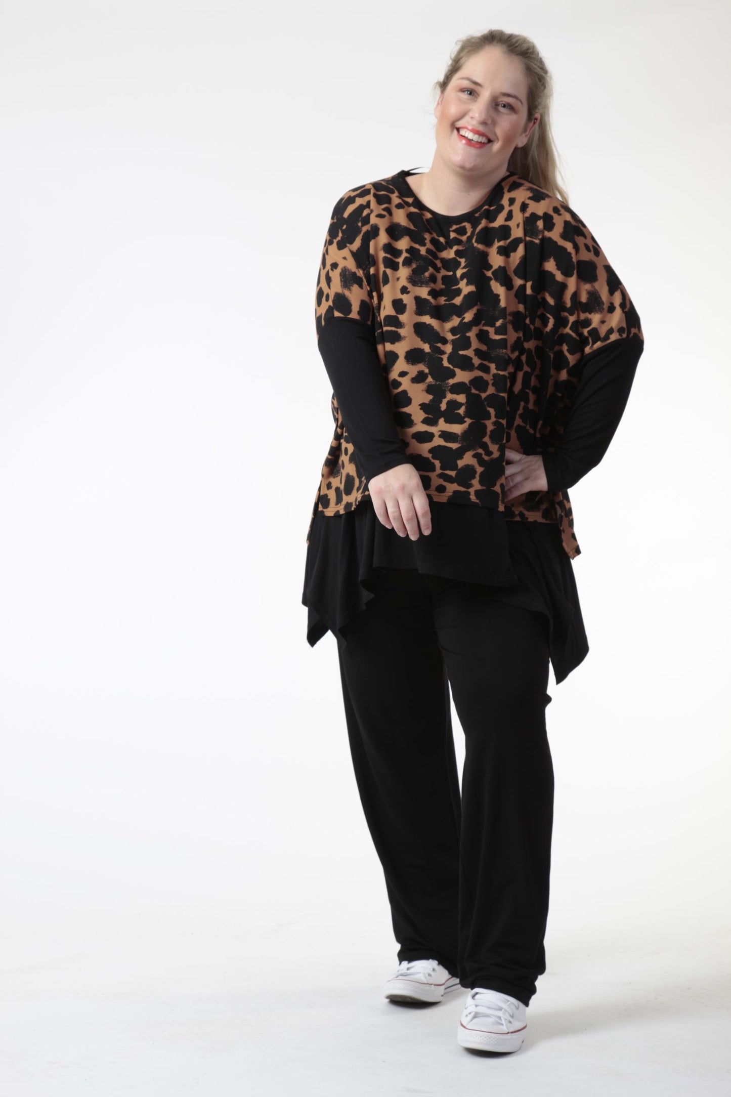 Winter big shirt in a boxy shape made of jersey quality, Hakuna in black-cognac