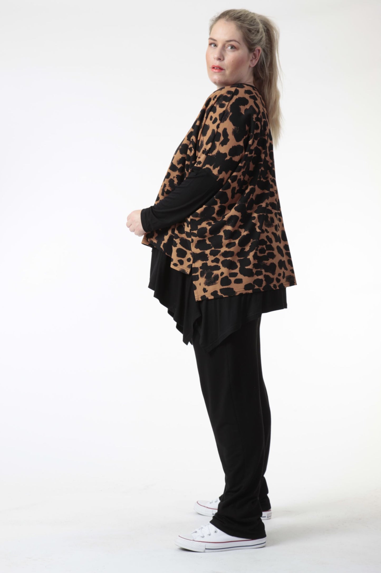 Winter big shirt in a boxy shape made of jersey quality, Hakuna in black-cognac