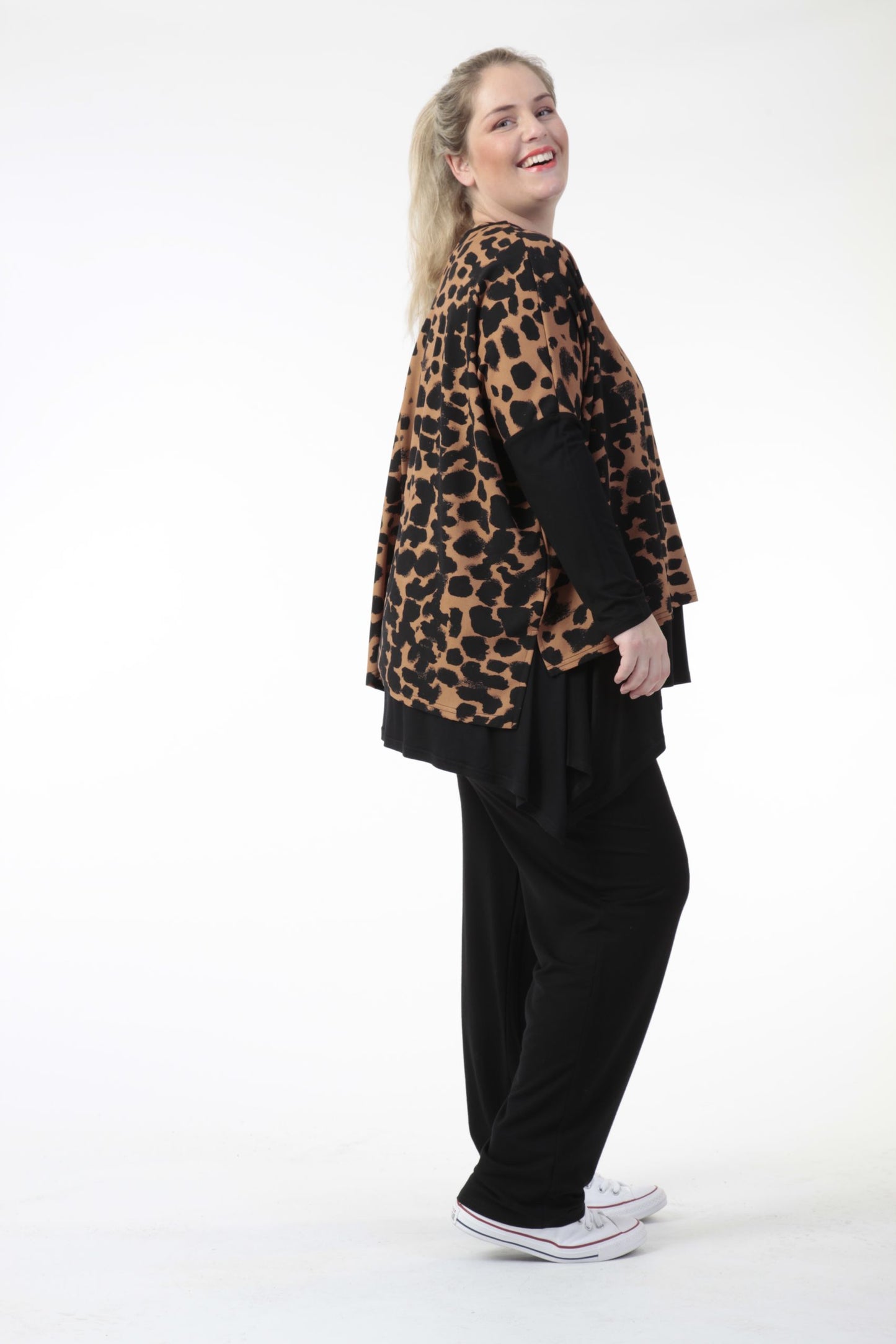 Winter big shirt in a boxy shape made of jersey quality, Hakuna in black-cognac