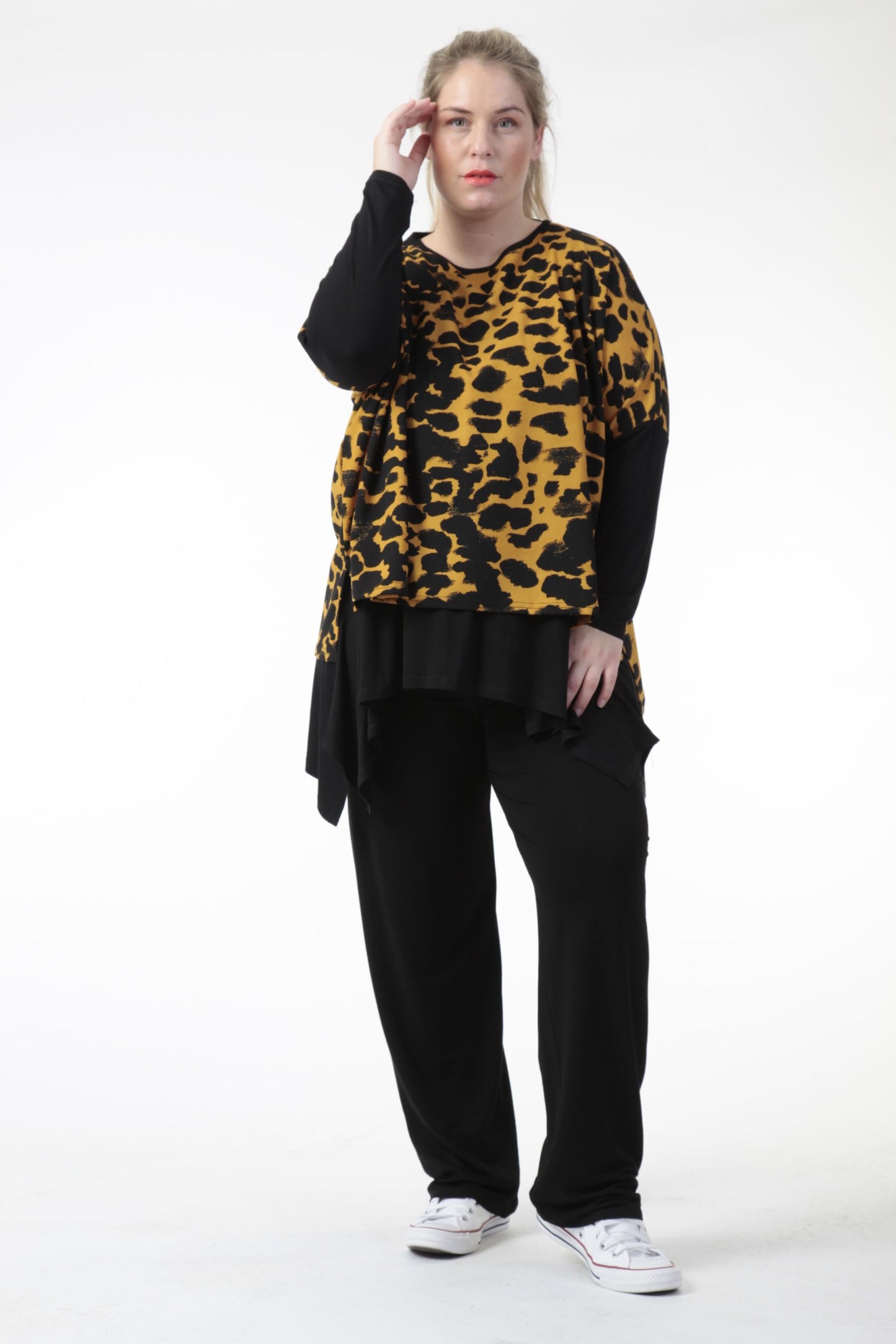 Winter big shirt in a boxy shape made of jersey quality, Hakuna in black-mustard