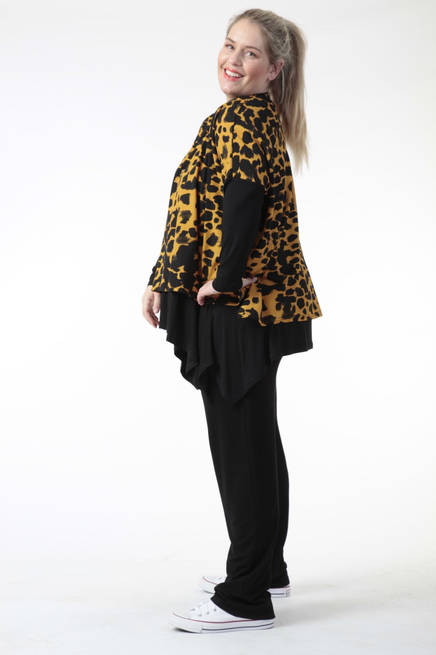 Winter big shirt in a boxy shape made of jersey quality, Hakuna in black-mustard