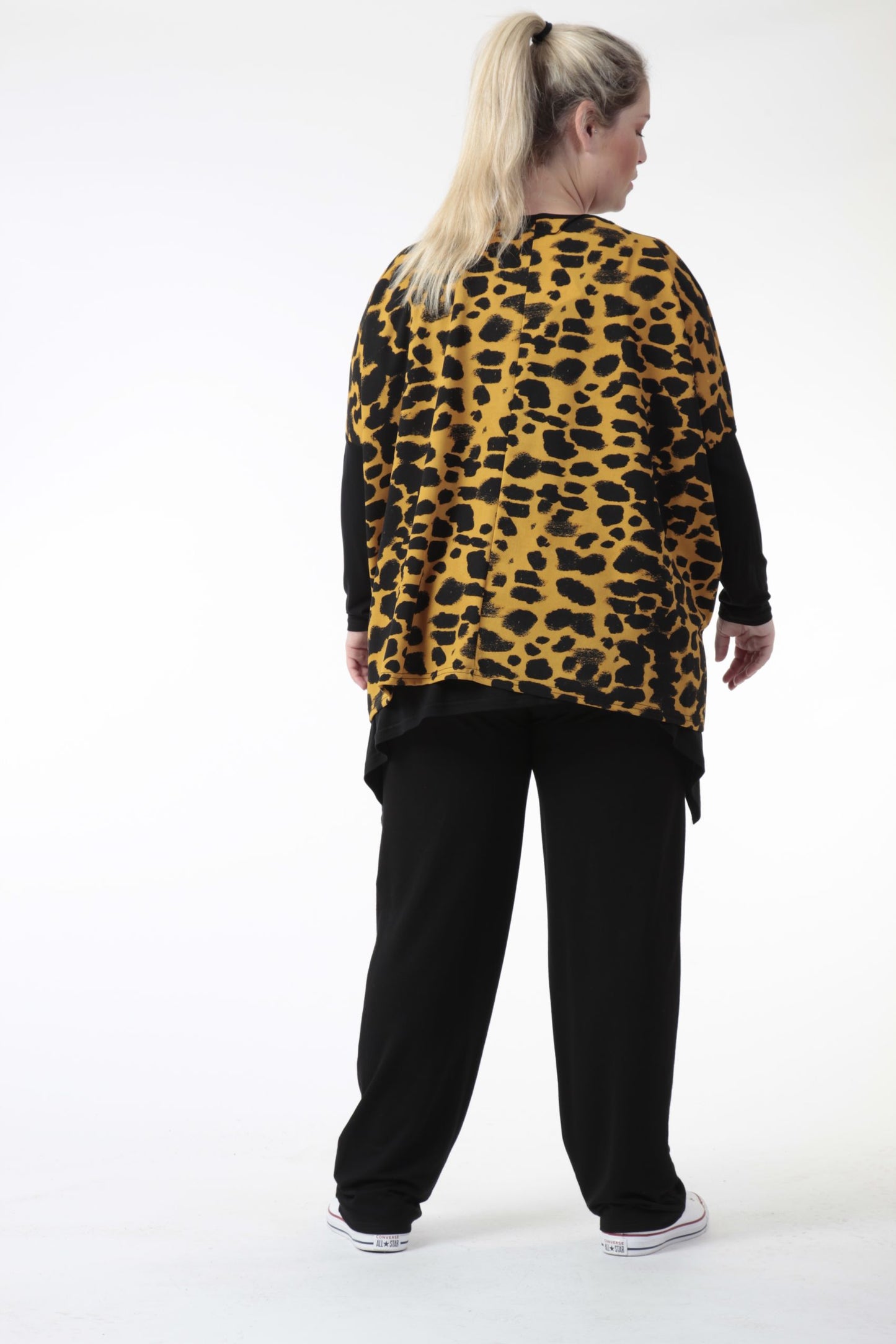 Winter big shirt in a boxy shape made of jersey quality, Hakuna in black-mustard