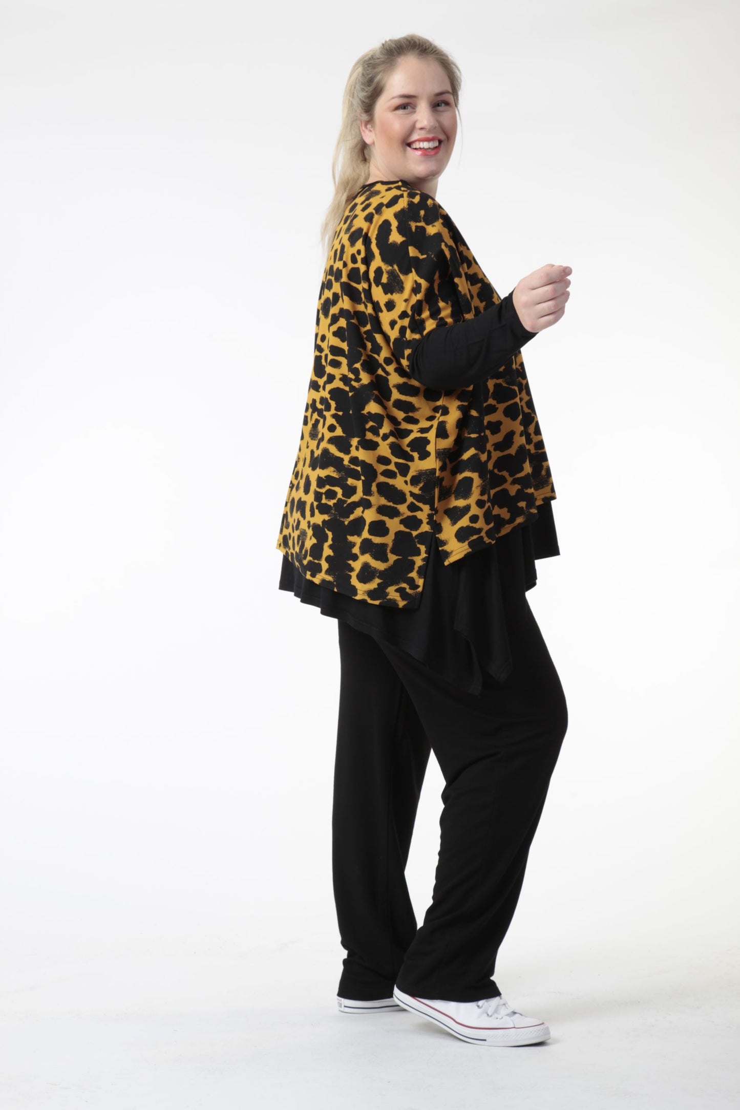 Winter big shirt in a boxy shape made of jersey quality, Hakuna in black-mustard