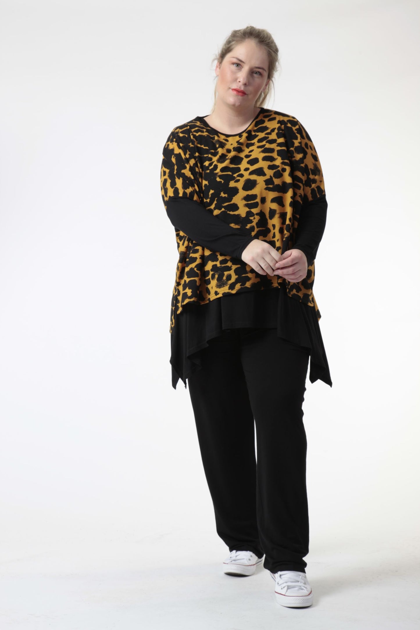 Winter big shirt in a boxy shape made of jersey quality, Hakuna in black-mustard