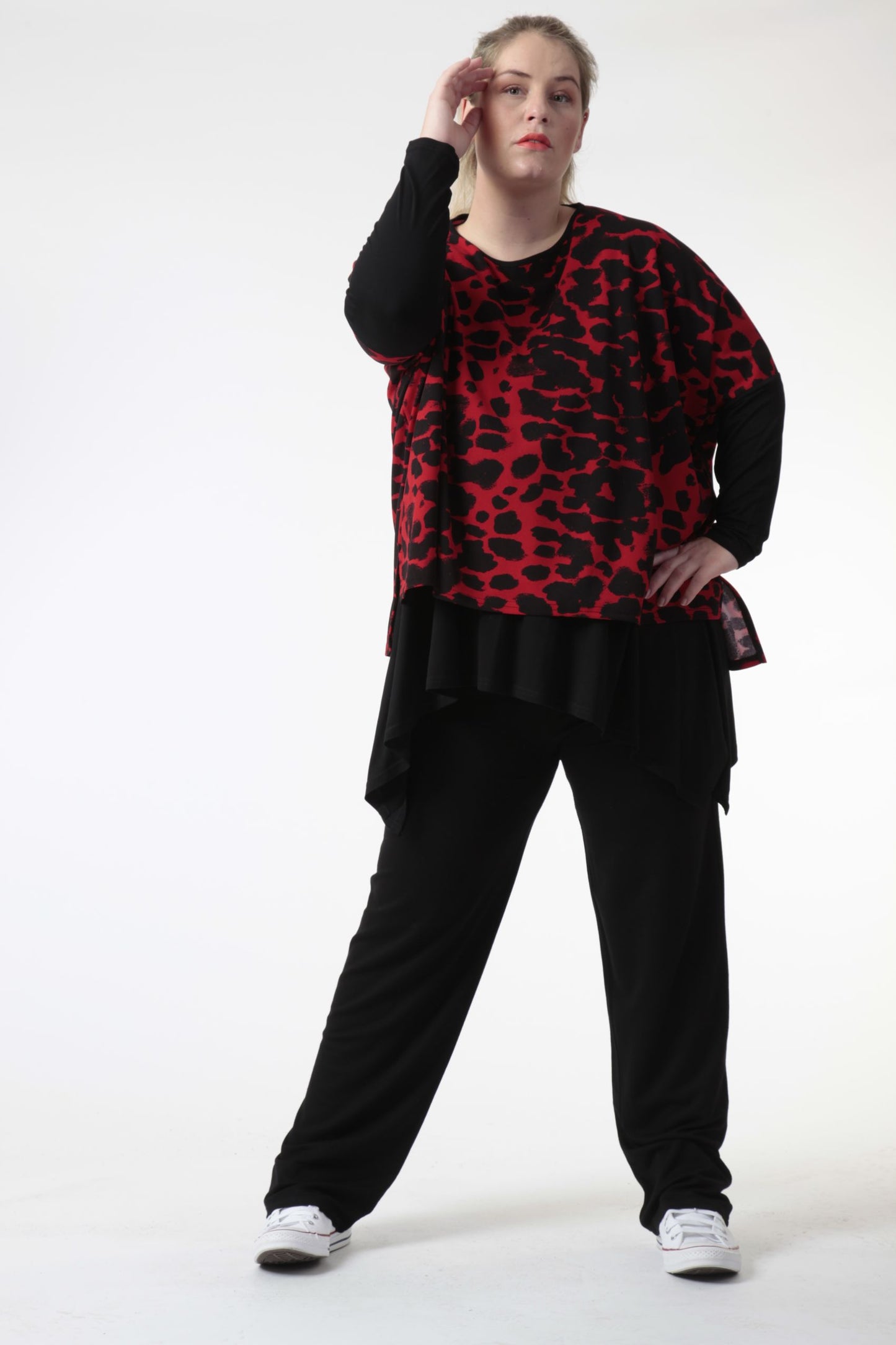 Winter big shirt in a boxy shape made of jersey quality, Hakuna in black and red