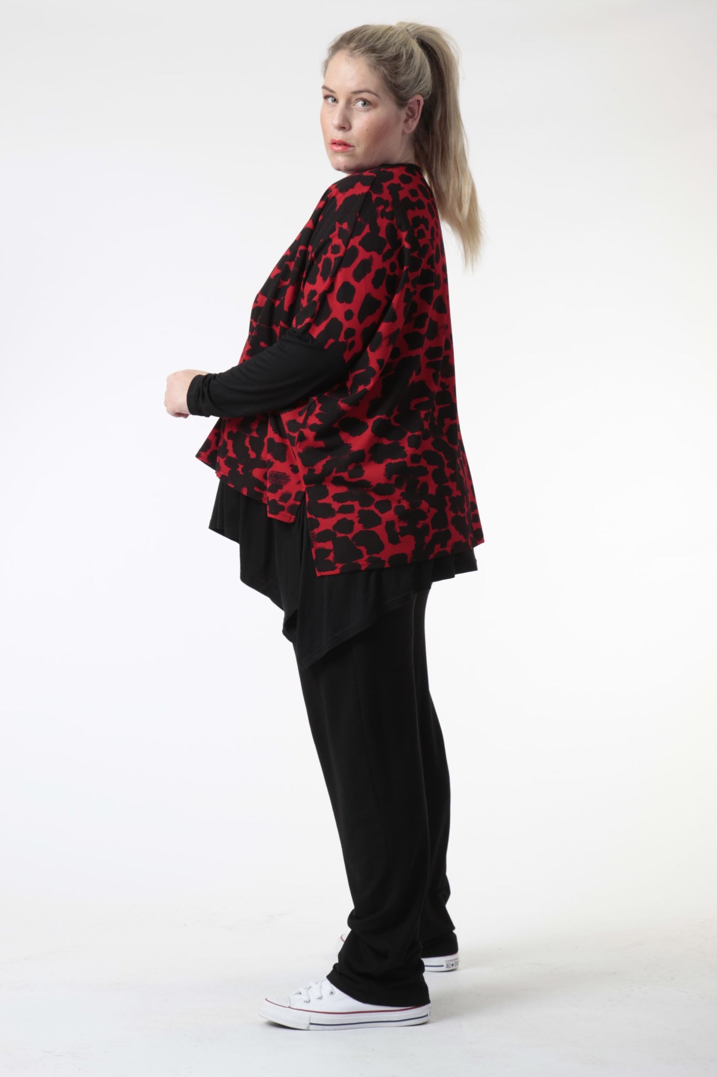 Winter big shirt in a boxy shape made of jersey quality, Hakuna in black and red