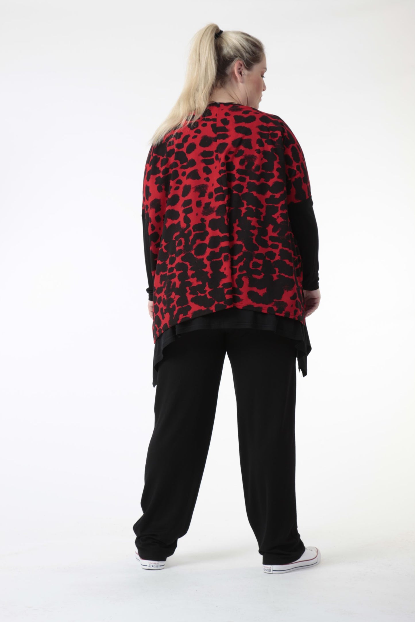 Winter big shirt in a boxy shape made of jersey quality, Hakuna in black and red