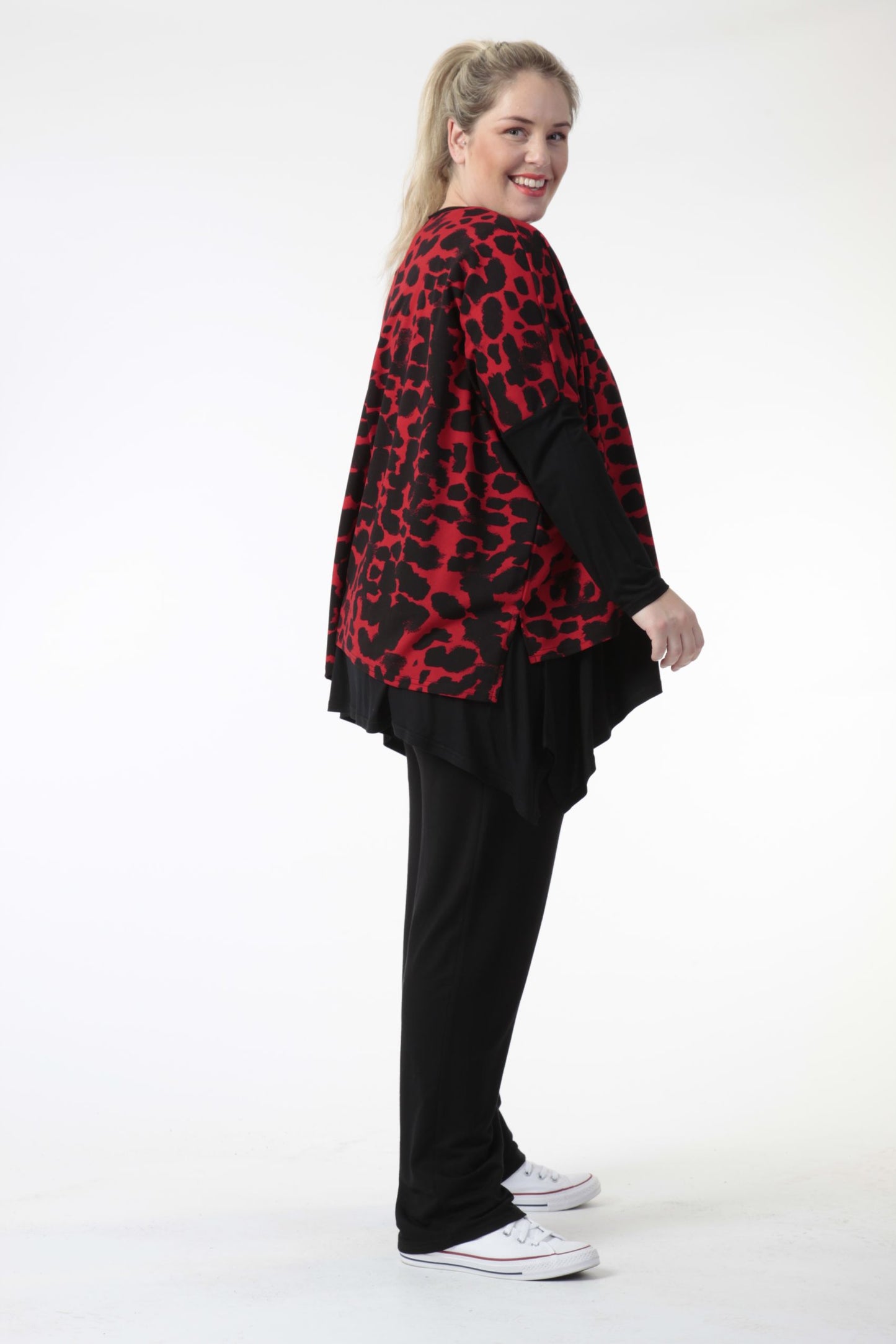 Winter big shirt in a boxy shape made of jersey quality, Hakuna in black and red