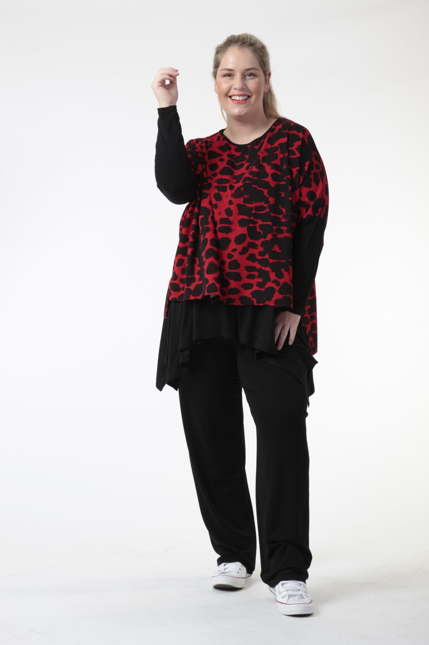 Winter big shirt in a boxy shape made of jersey quality, Hakuna in black and red