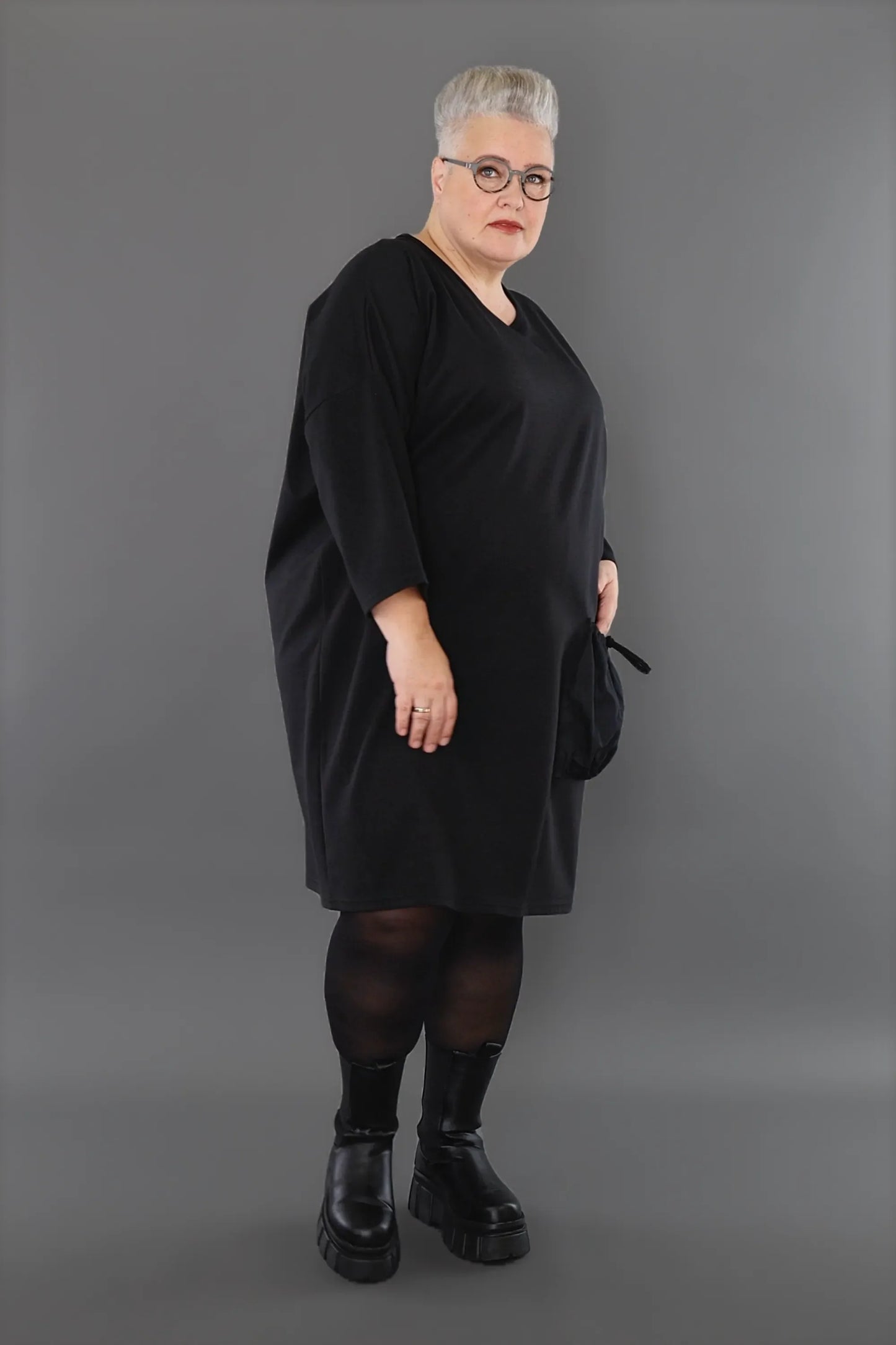 AKH Premium 7052 Kleid, Schwarz