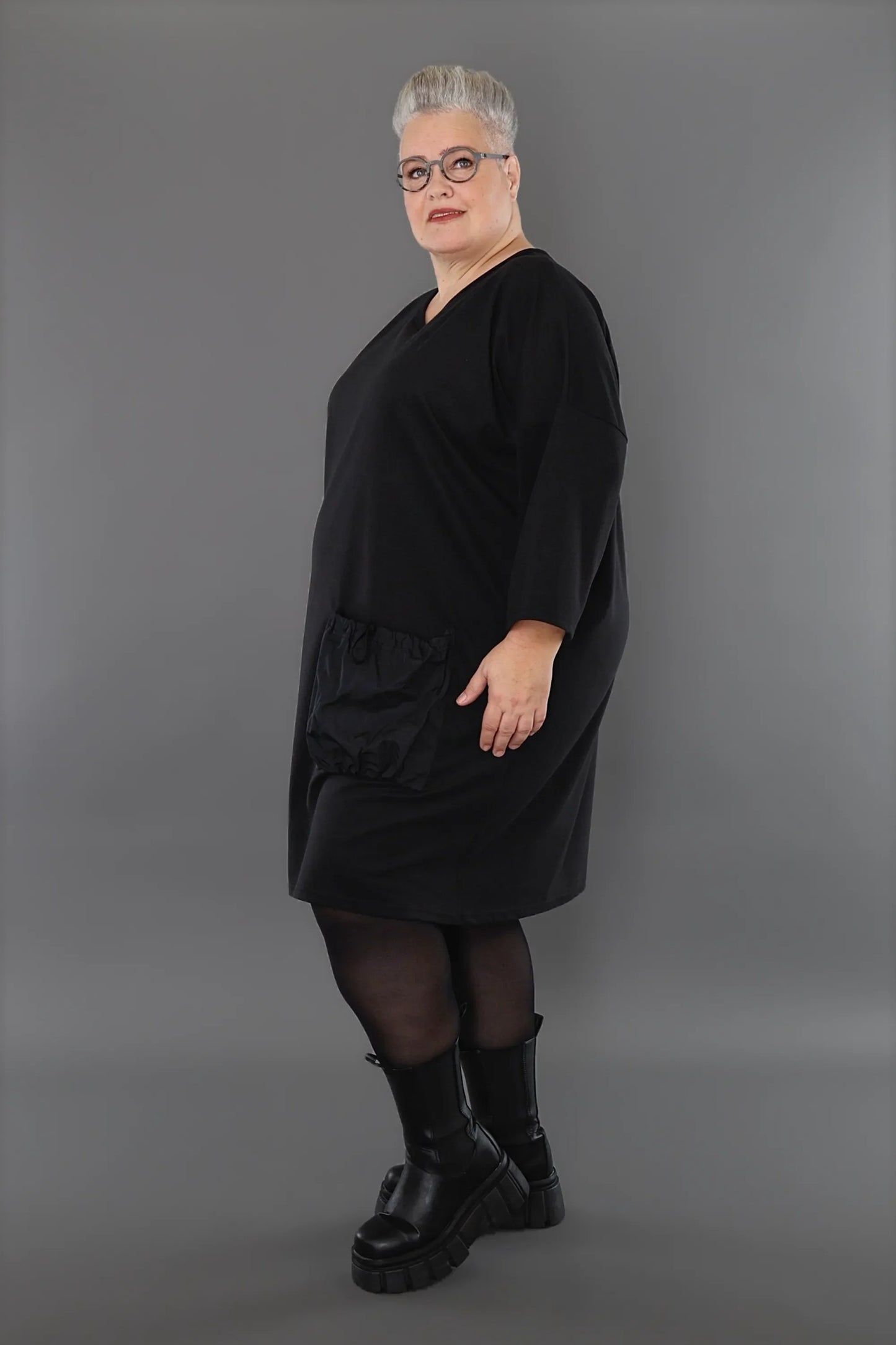 AKH Premium 7052 Kleid, Schwarz
