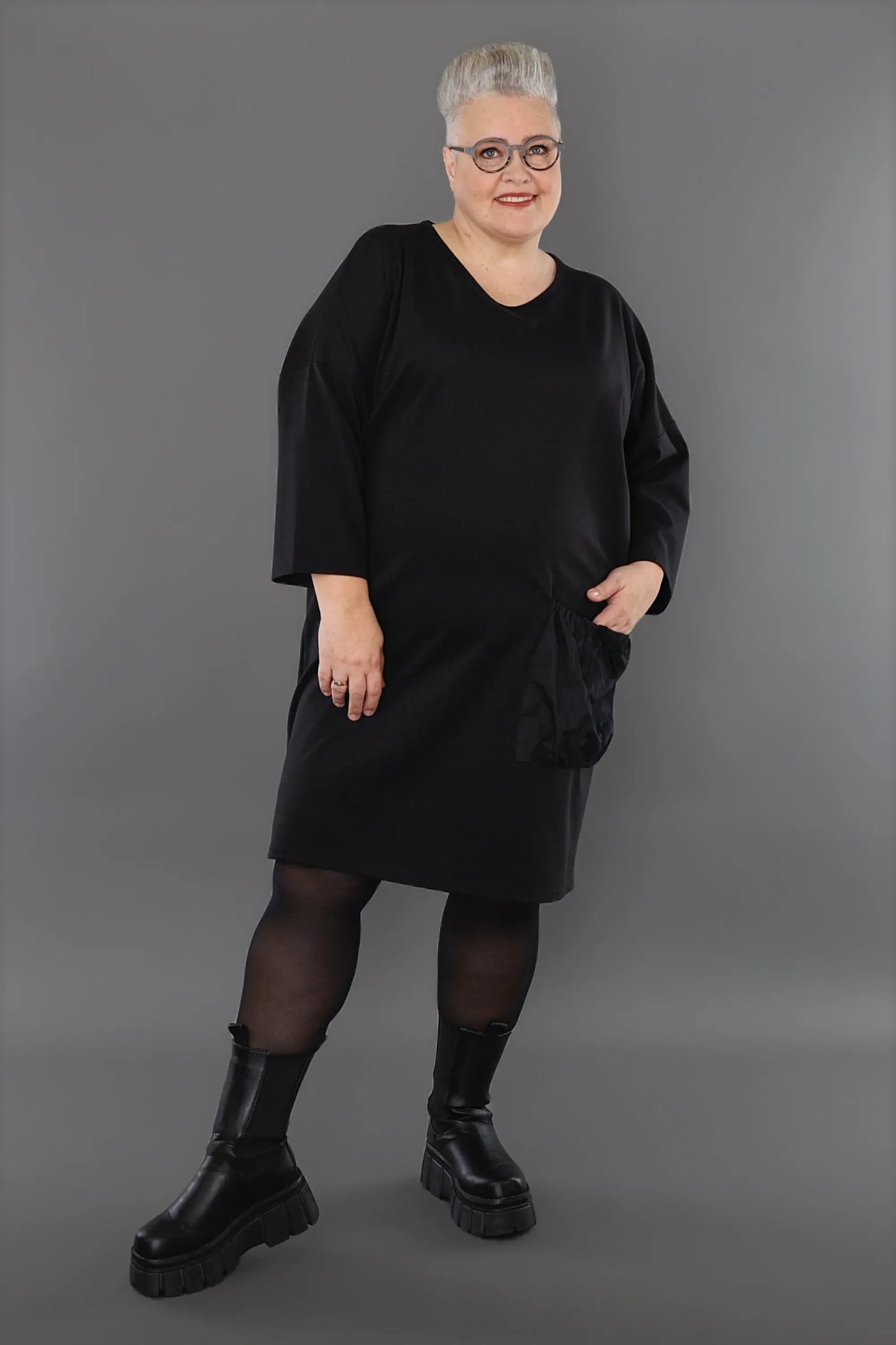 AKH Premium 7052 Kleid, Schwarz