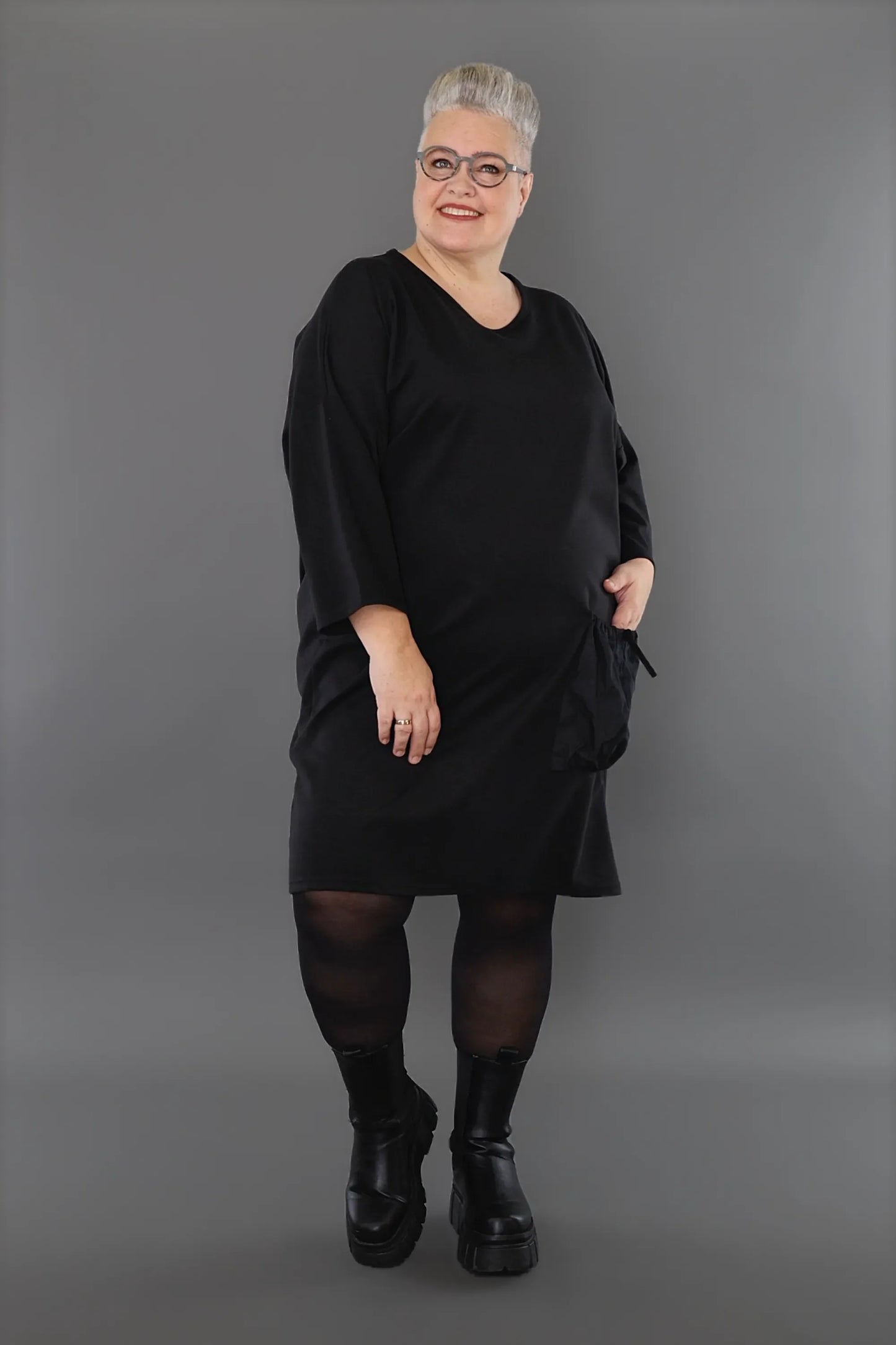 AKH Premium 7052 Kleid, Schwarz