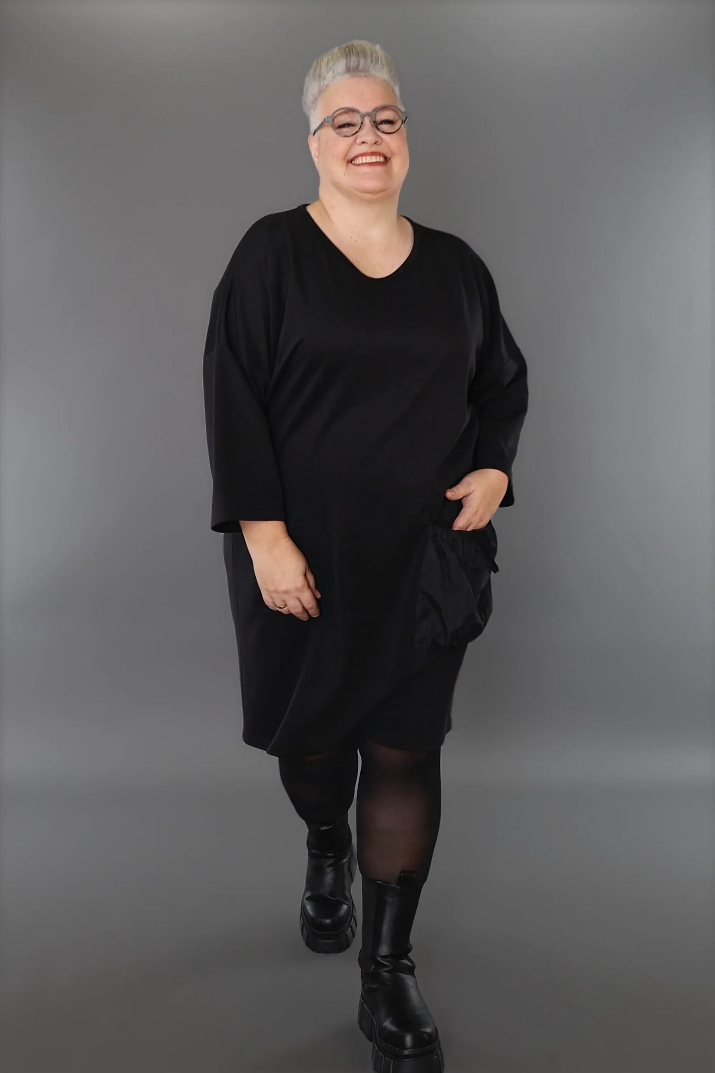 AKH Premium 7052 Kleid, Schwarz