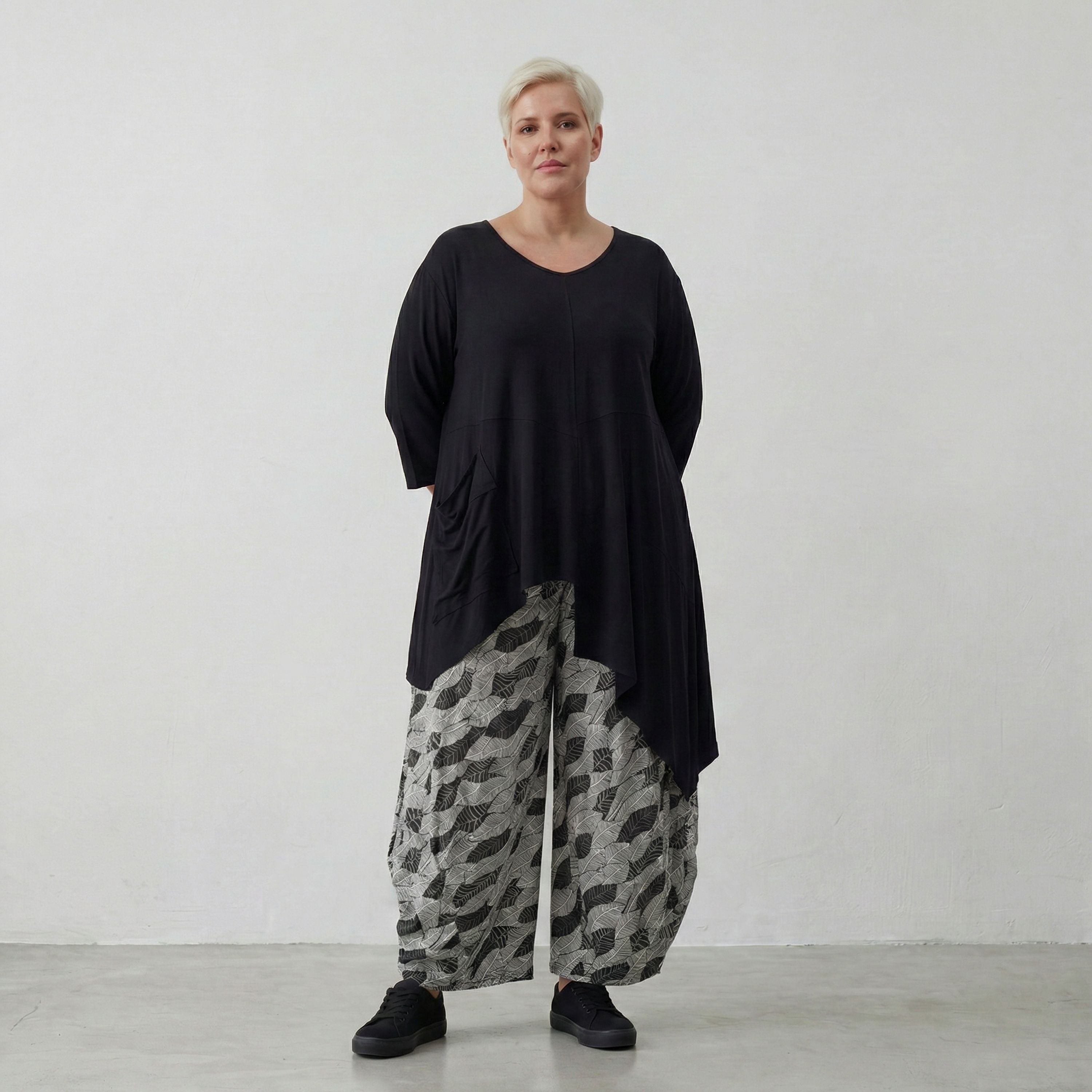 AKH 8069 Trousers, Black and White