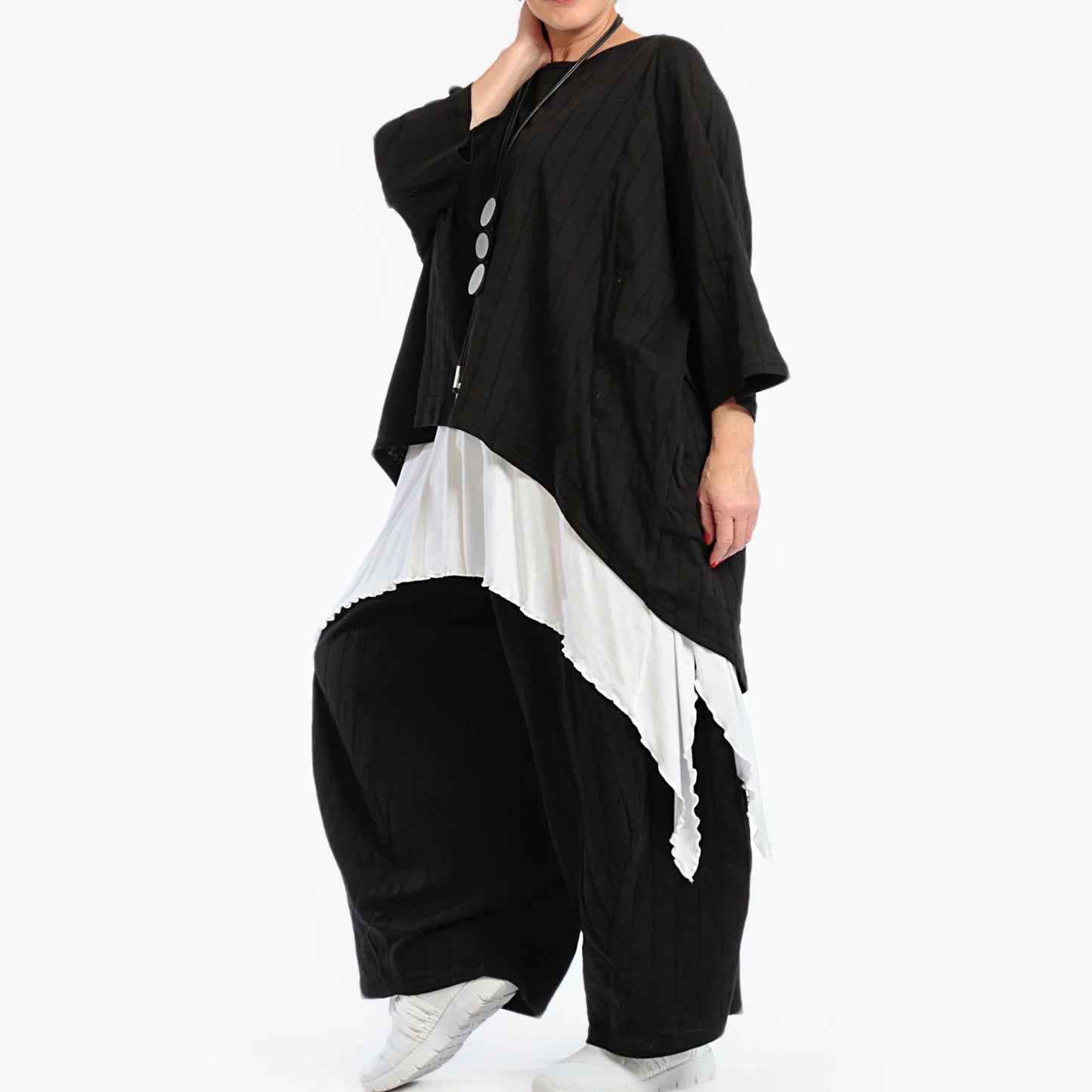 Everyday big shirt in a boxy shape made of fine jersey quality, viscose basics in black