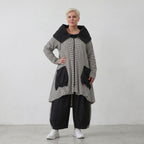 Luftiger Crinkle-Mantel mit Rollkragen in Weiß und Schwarz