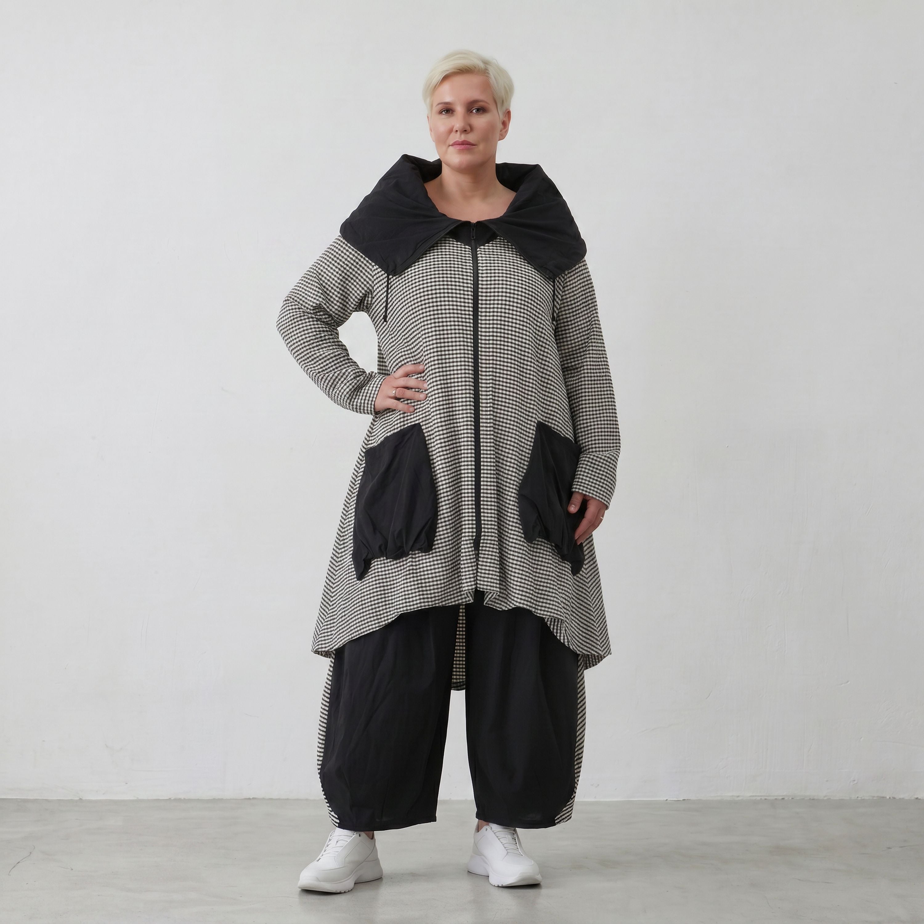Luftiger Crinkle-Mantel mit Rollkragen in Weiß und Schwarz