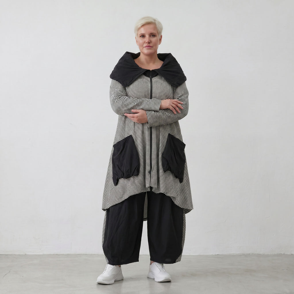 Luftiger Crinkle-Mantel mit Rollkragen in Weiß und Schwarz