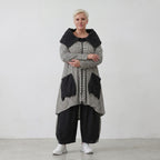 Luftiger Crinkle-Mantel mit Rollkragen in Weiß und Schwarz