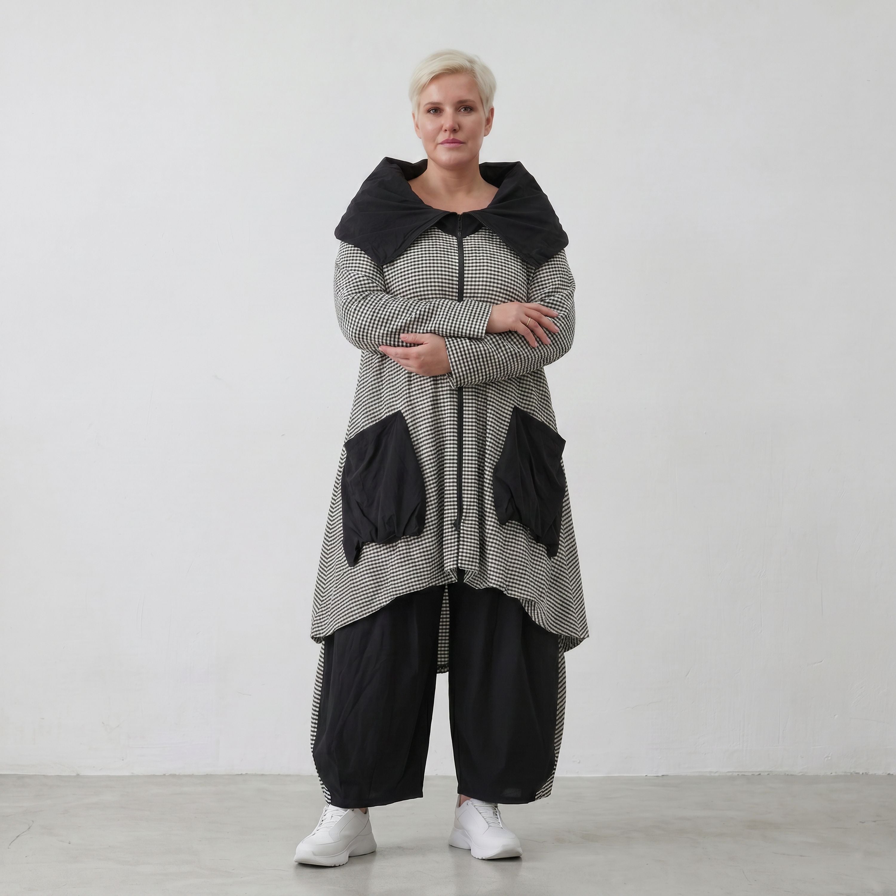 Luftiger Crinkle-Mantel mit Rollkragen in Weiß und Schwarz