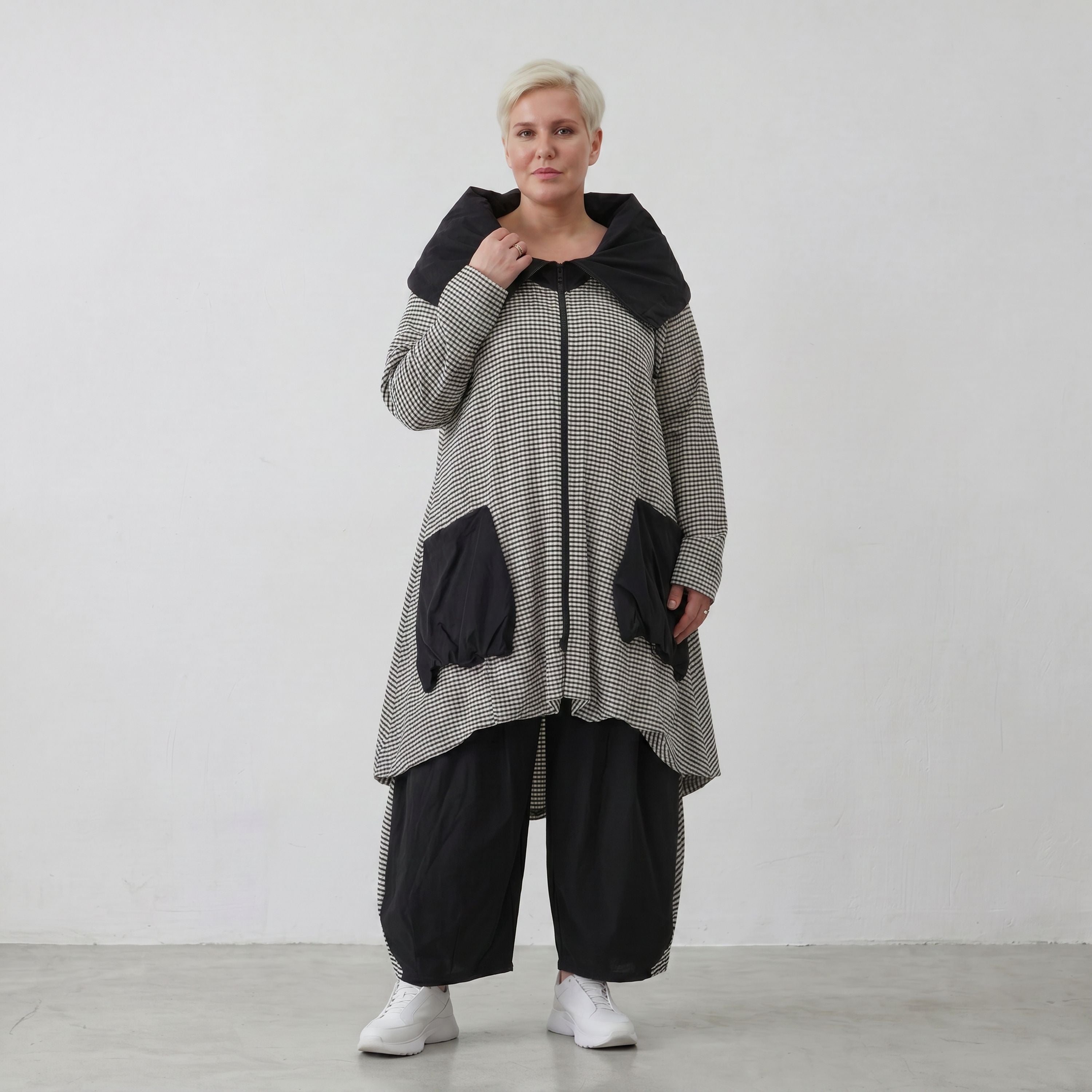 Luftiger Crinkle-Mantel mit Rollkragen in Weiß und Schwarz