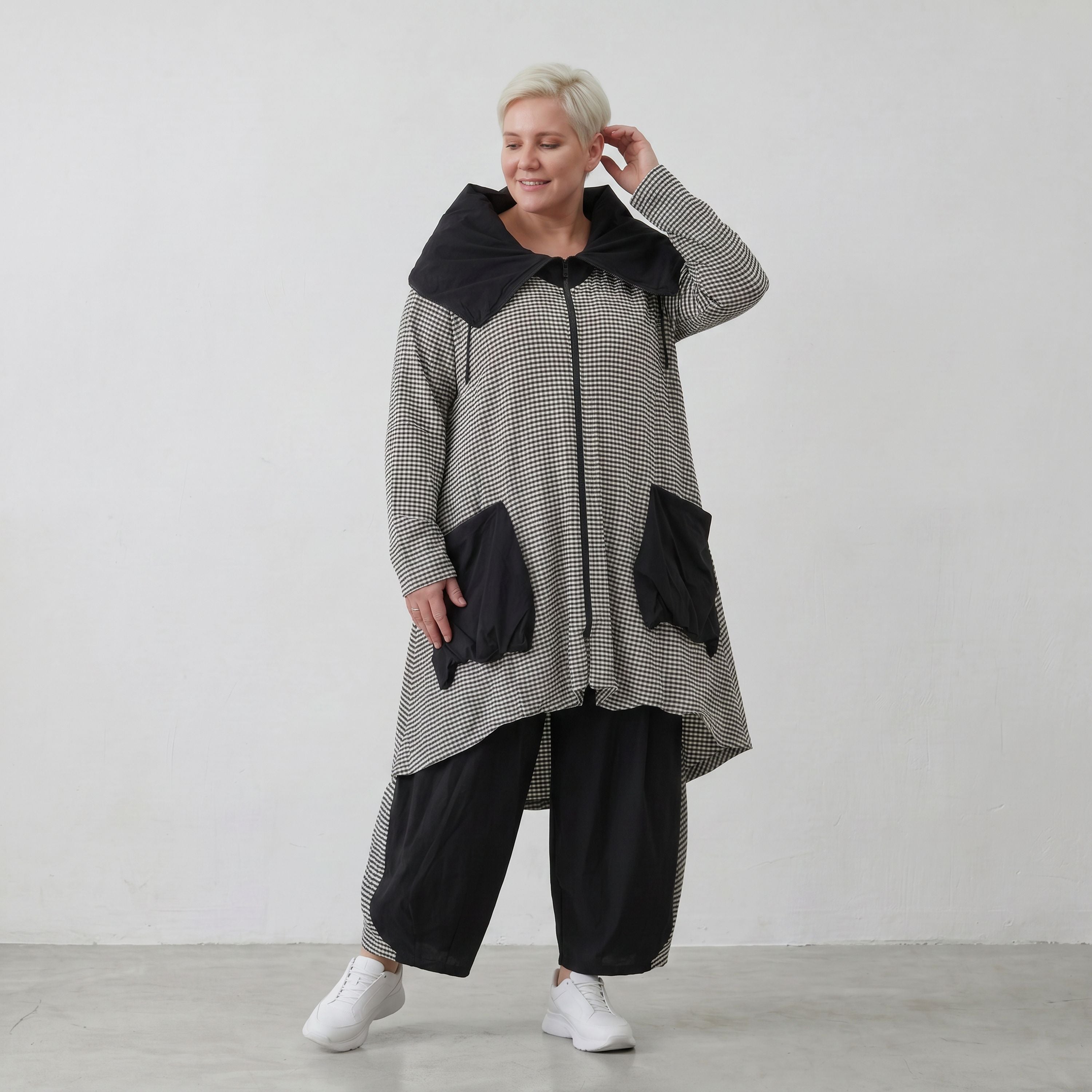 Luftiger Crinkle-Mantel mit Rollkragen in Weiß und Schwarz