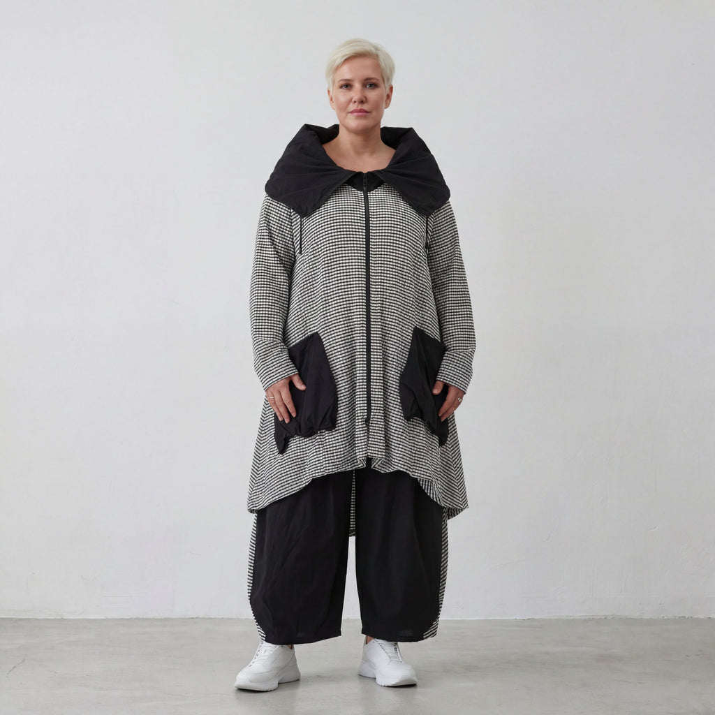 Luftiger Crinkle-Mantel mit Rollkragen in Weiß und Schwarz